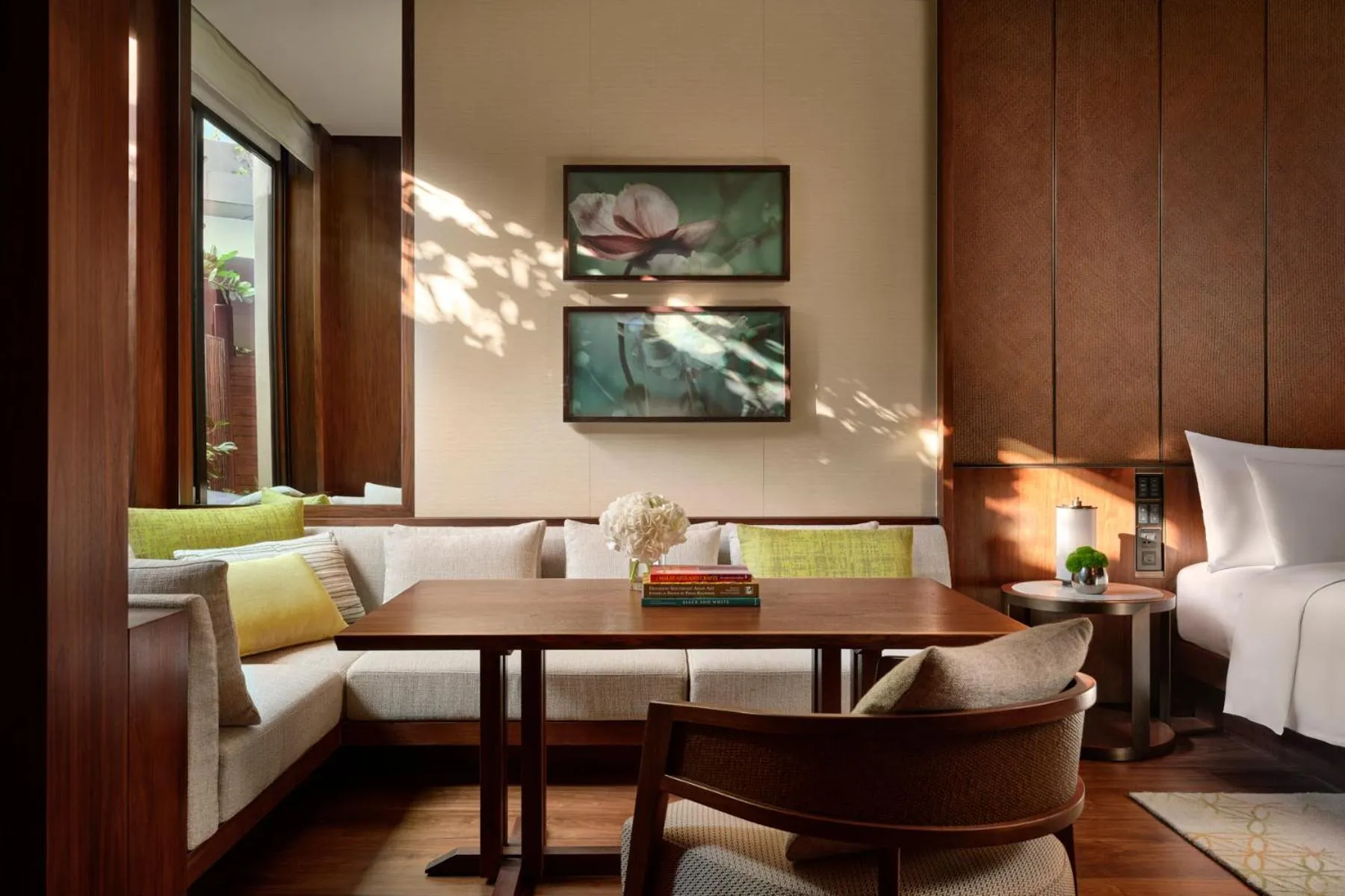 Seating area, Bed in Grand Hyatt Singapore