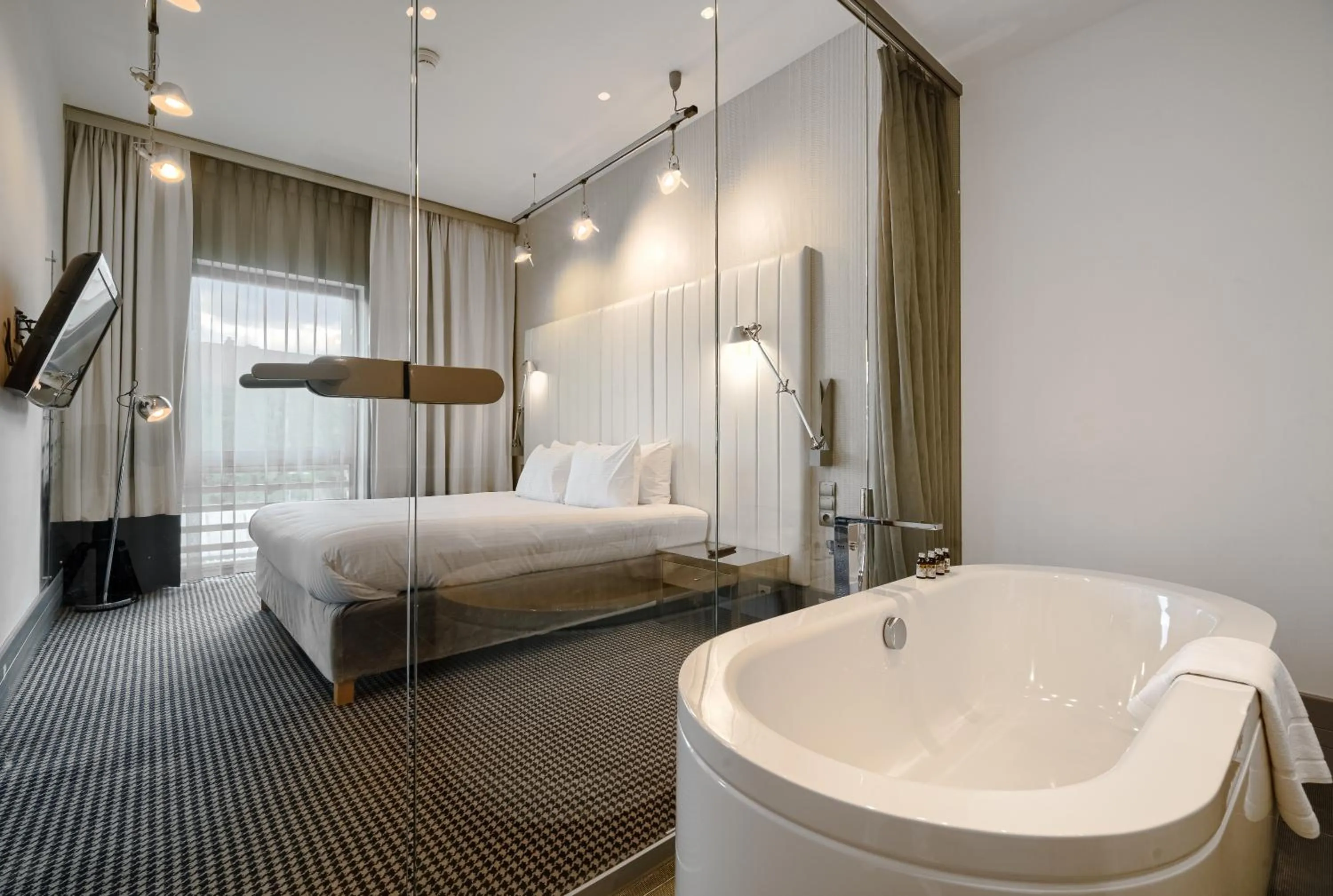 Bathroom, Bed in Qubus Hotel Bydgoszcz