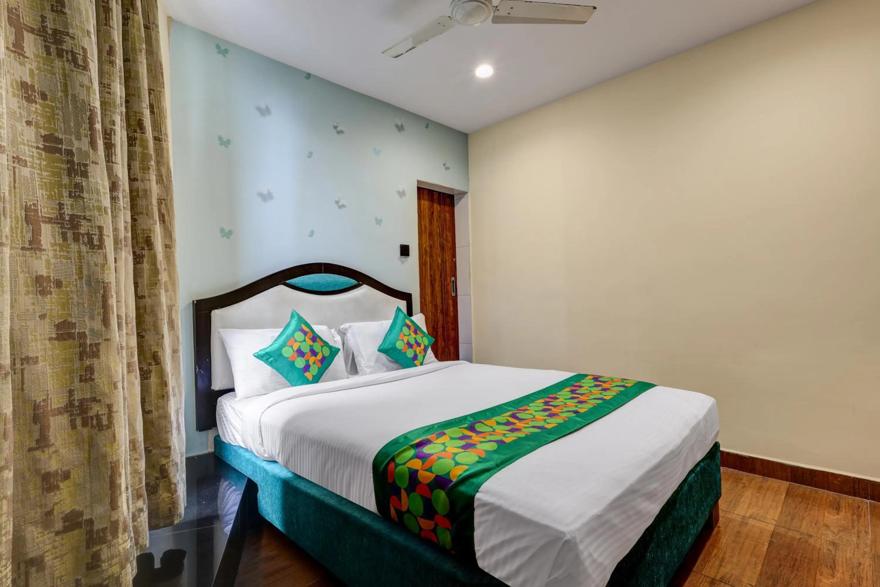 Bedroom in Treebo Blak & Wite Rk Beach