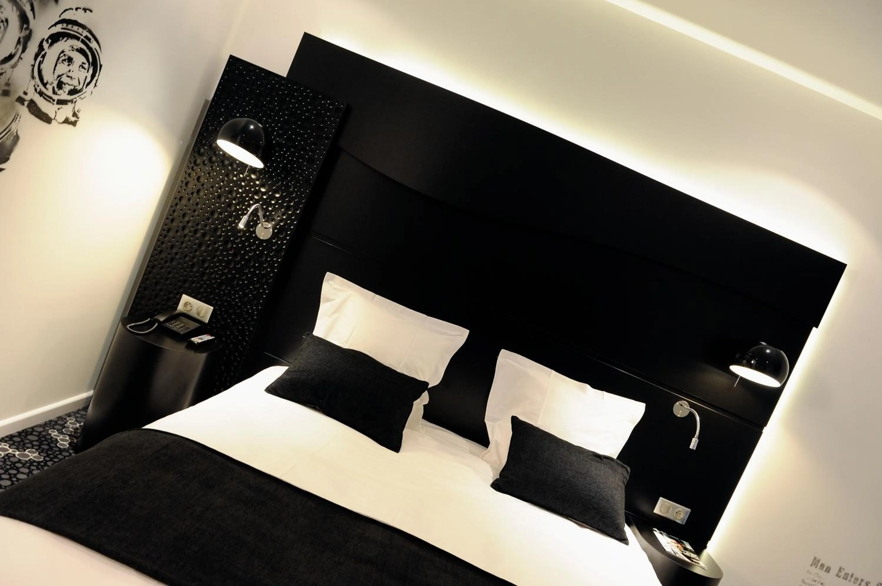 Bed in Kyriad Prestige Perpignan Centre Gare