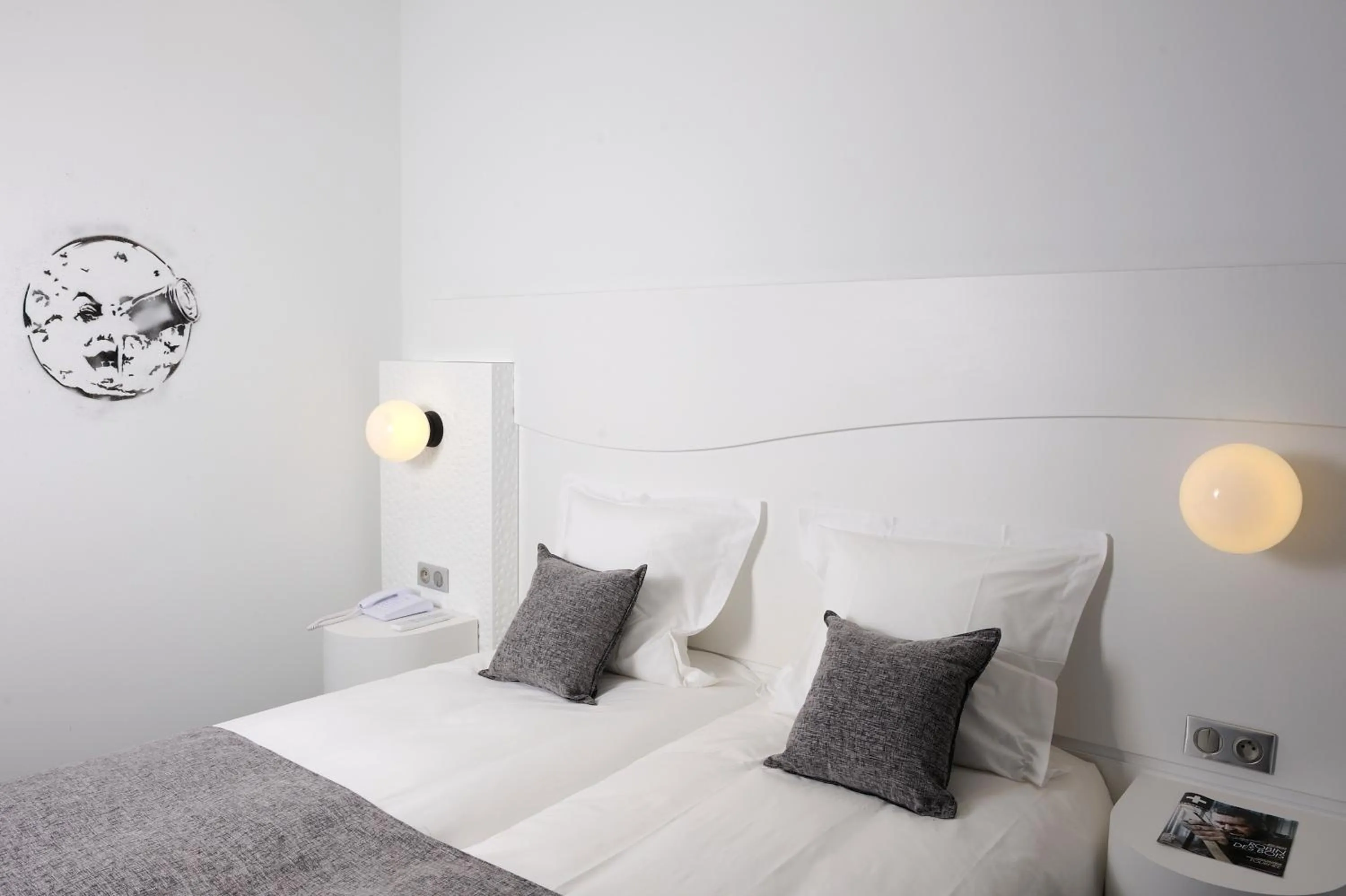 Bed in Kyriad Prestige Perpignan Centre Gare