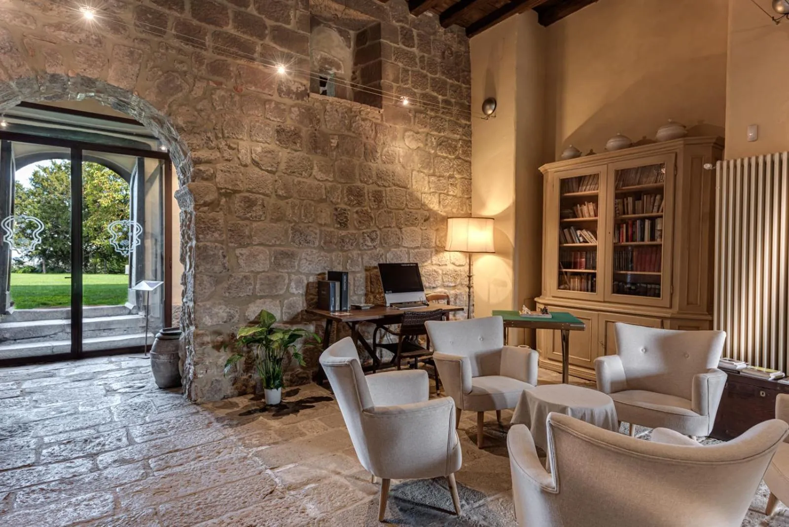 Library in Convento San Bartolomeo - Piscina Esterna Riscaldata