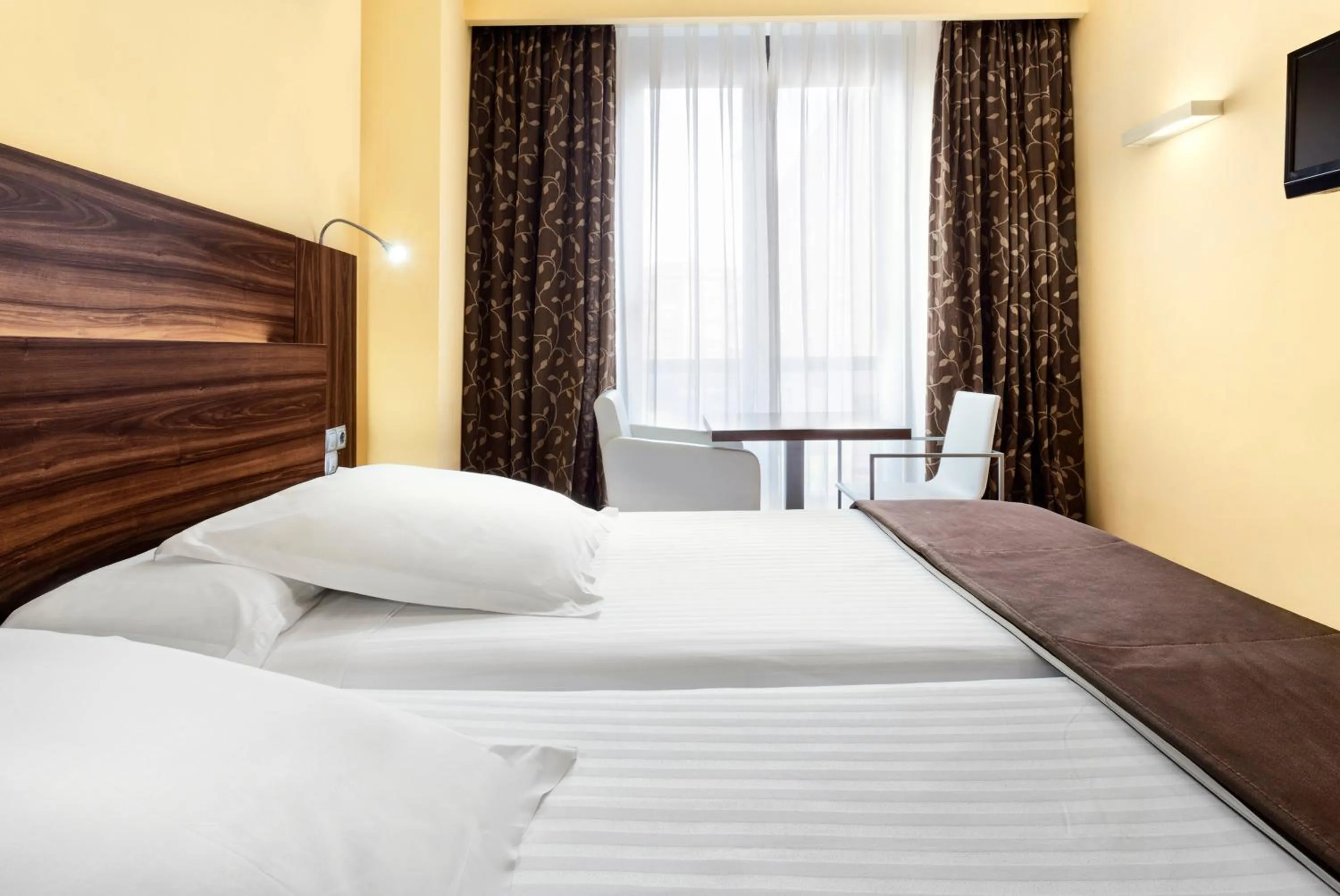 Photo of the whole room, Bed in Exe Doña Carlota