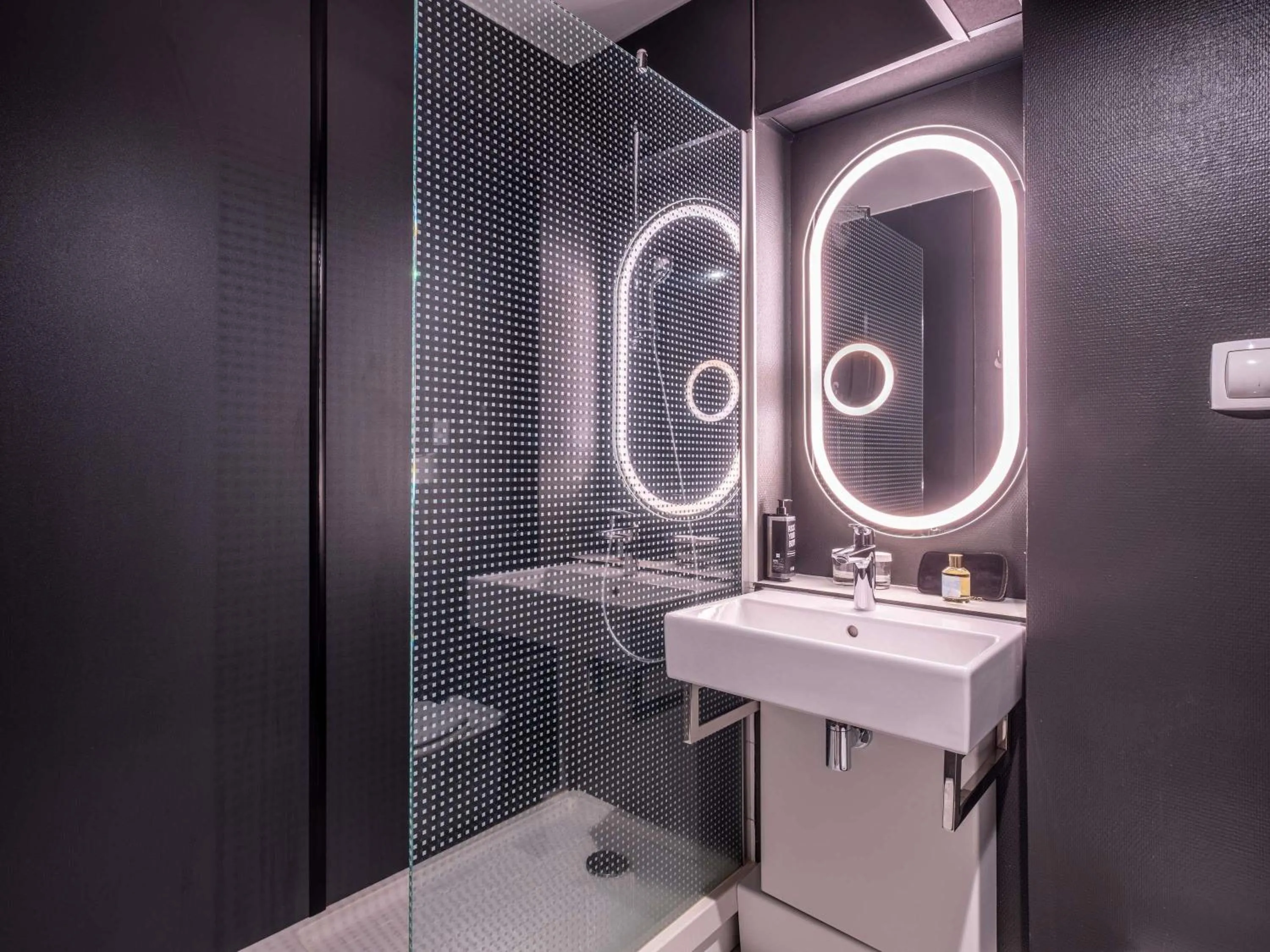 Bedroom in ibis Nantes Treillières