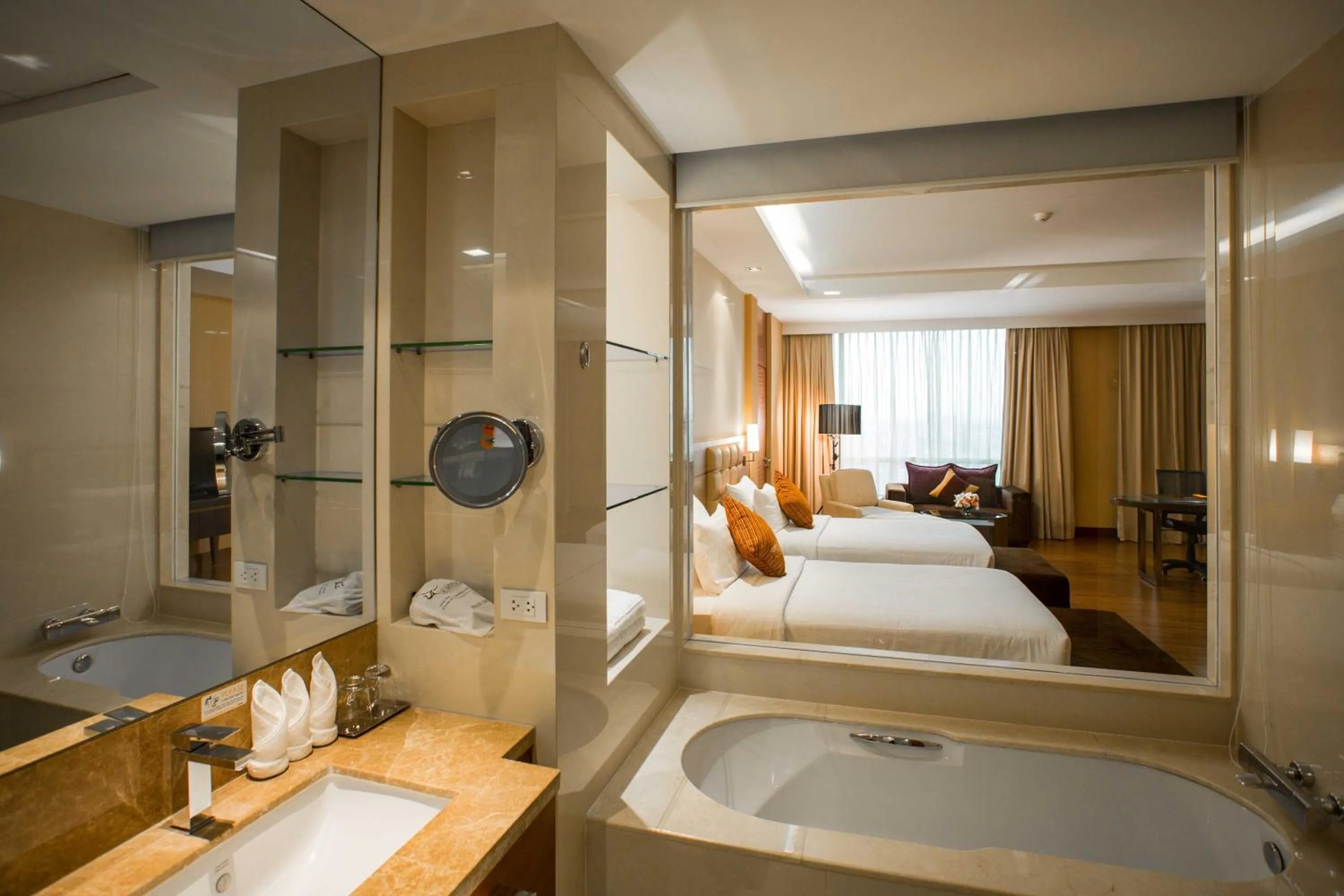 Shower, Bed in The Grand Fourwings Convention Hotel Bangkok