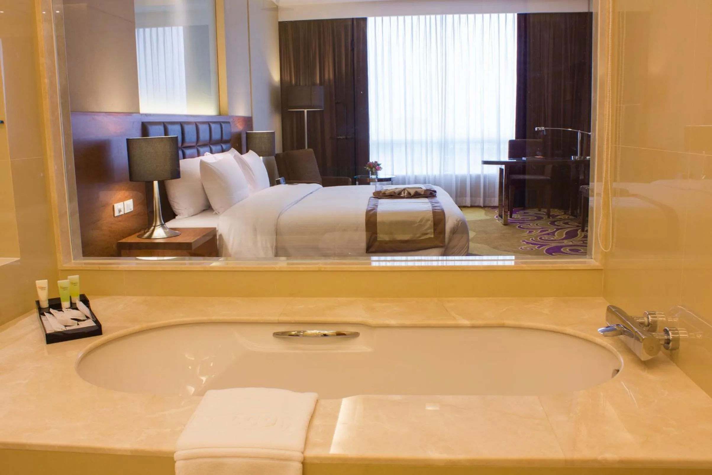 Bathroom, Bed in The Grand Fourwings Convention Hotel Bangkok