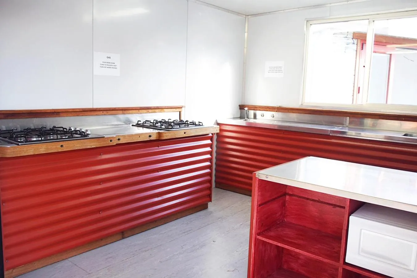 Communal kitchen in Lake Ruataniwha Holiday Park