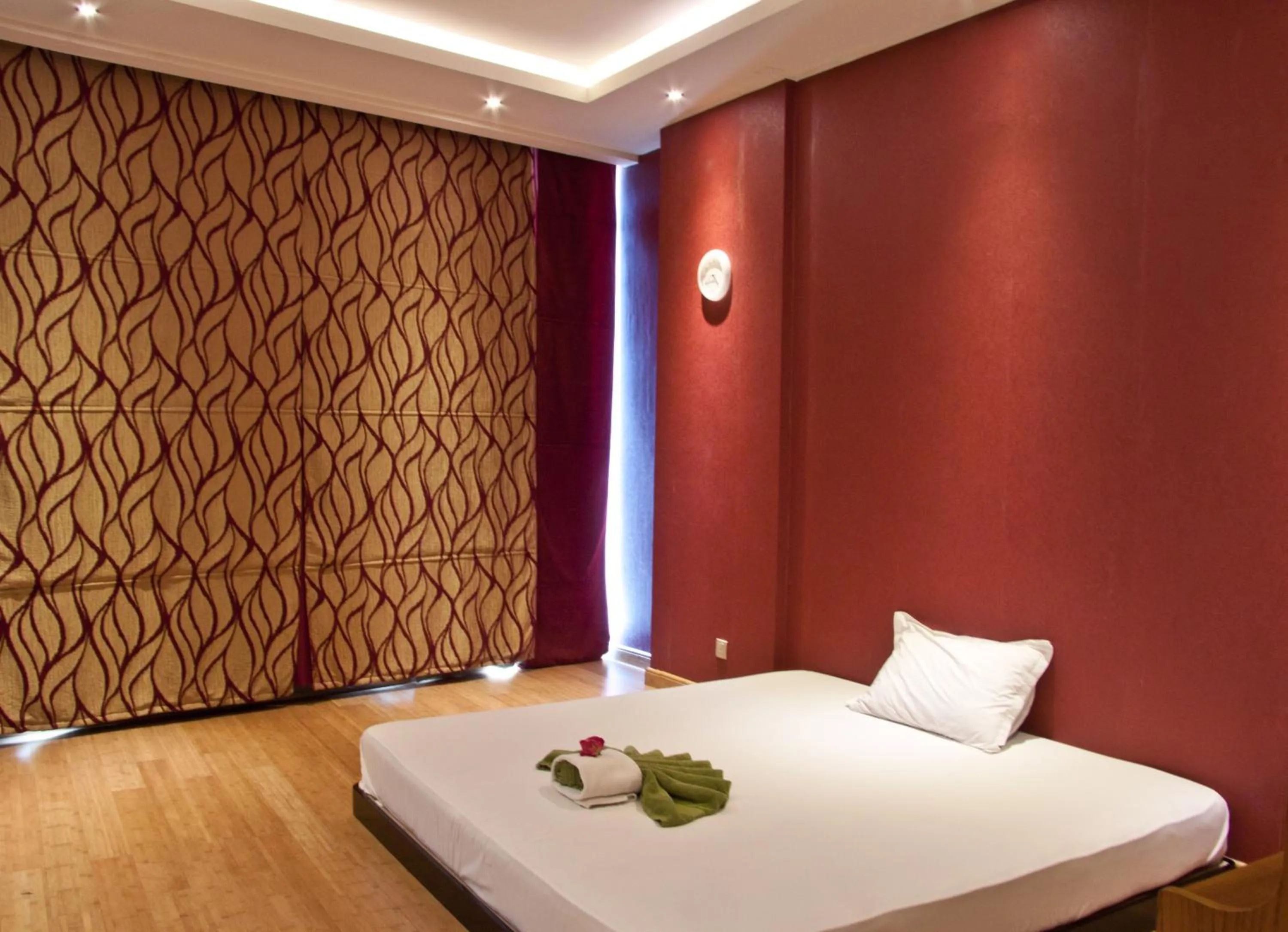 Steam room, Bed in Ramee Rose Hotel