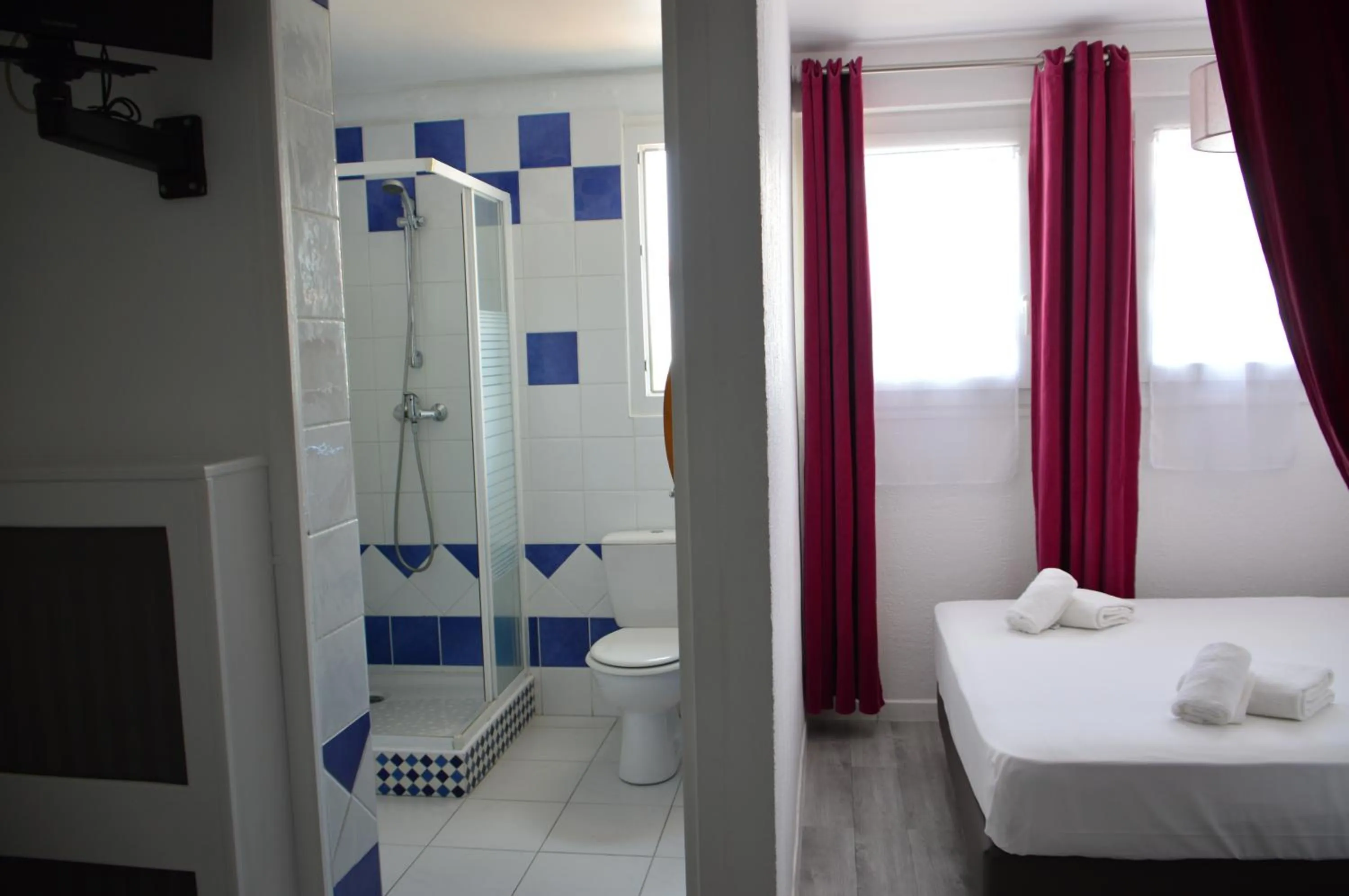 Bathroom, Bed in Le Castelet