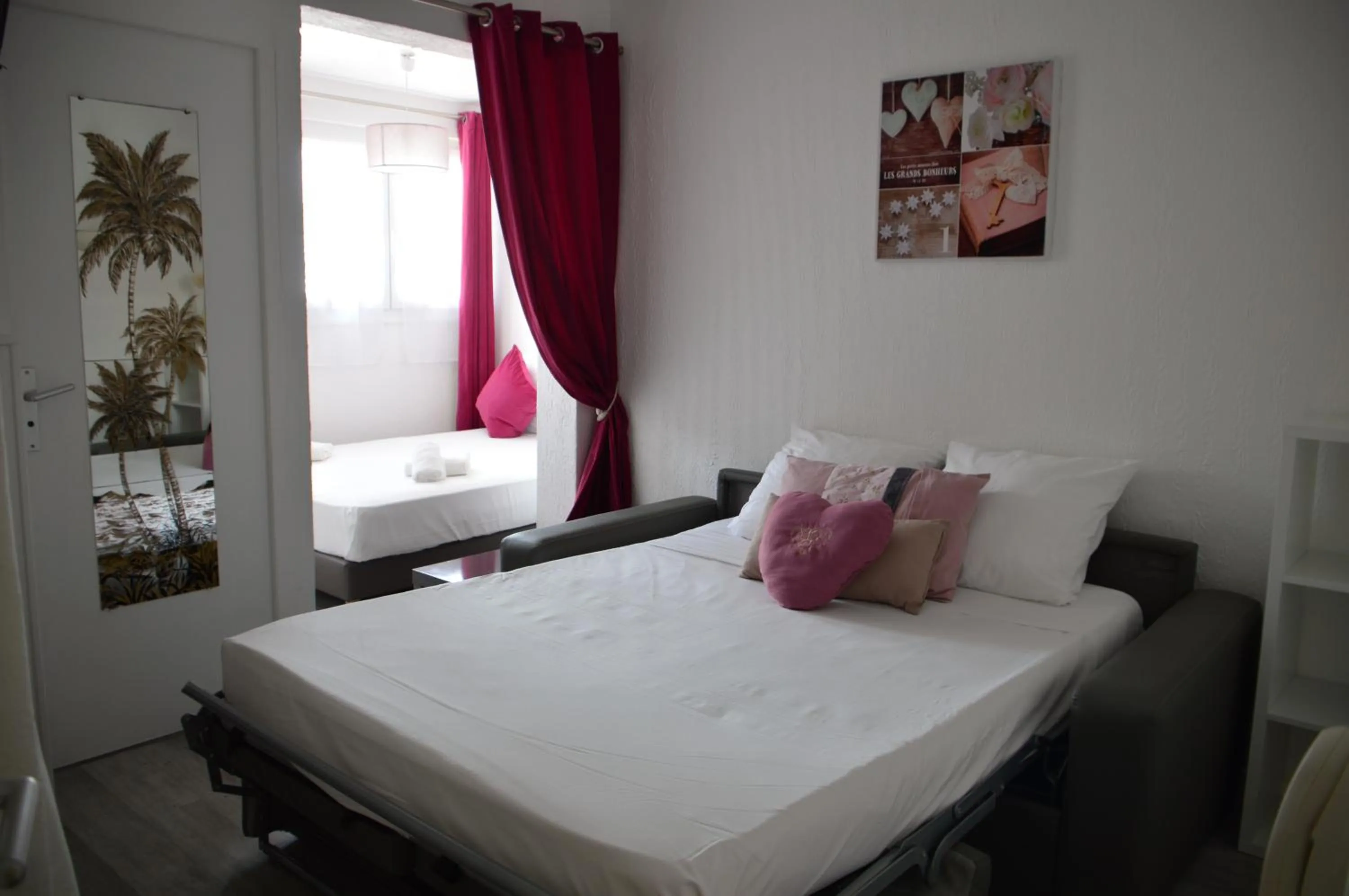 Photo of the whole room, Bed in Le Castelet