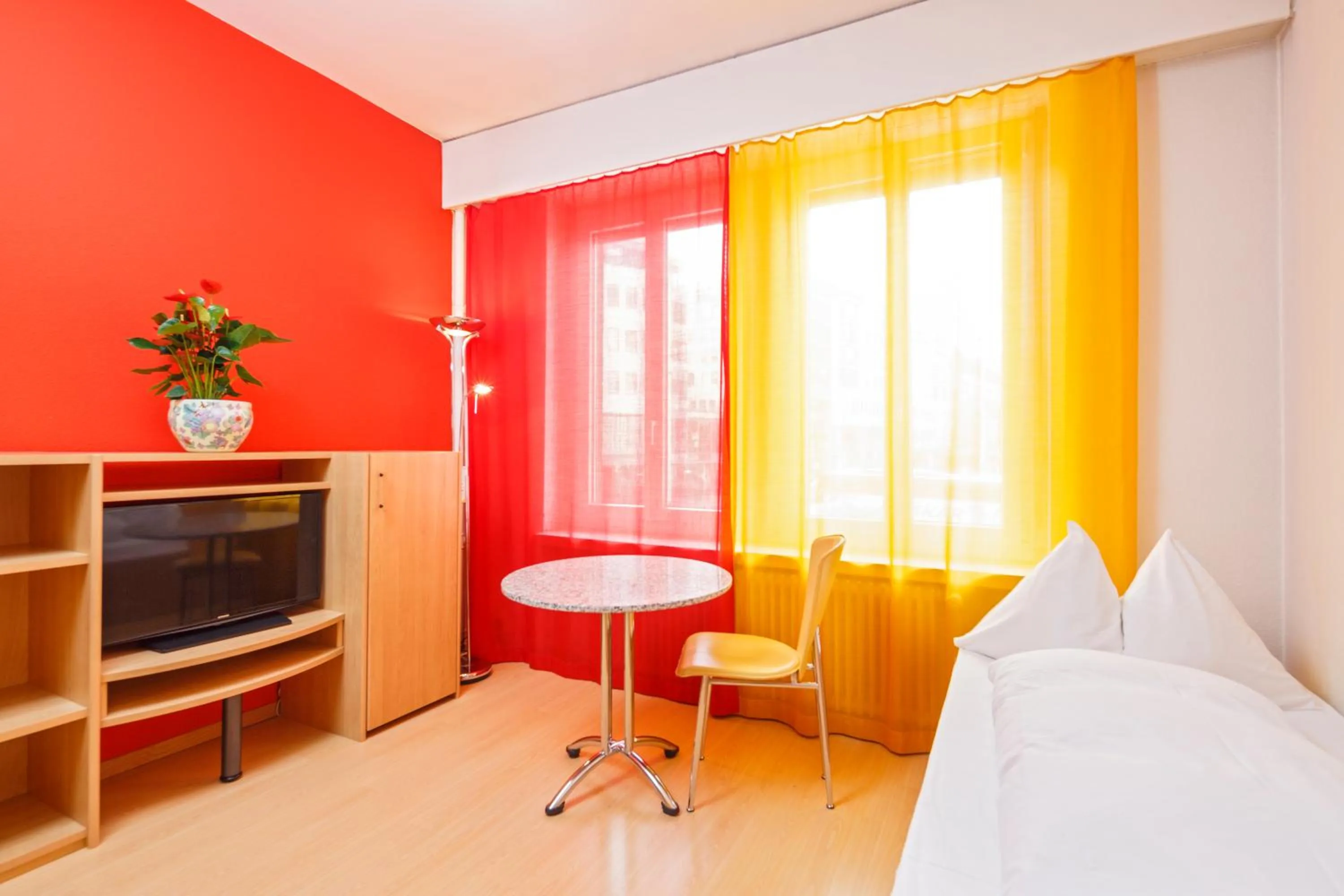 Photo of the whole room, Bed in Residence zum Löwen