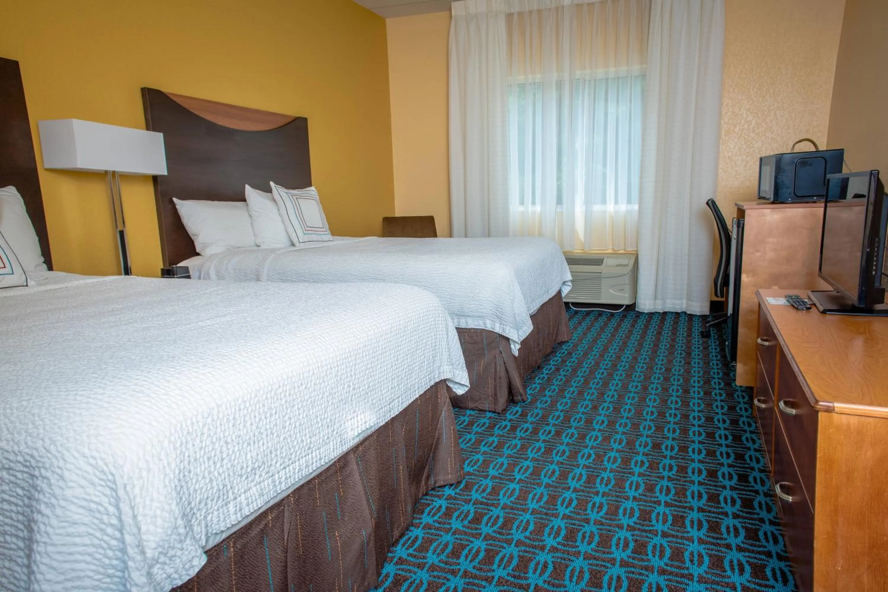 Photo of the whole room, Bed in Fairfield Inn & Suites by Marriott Knoxville/East