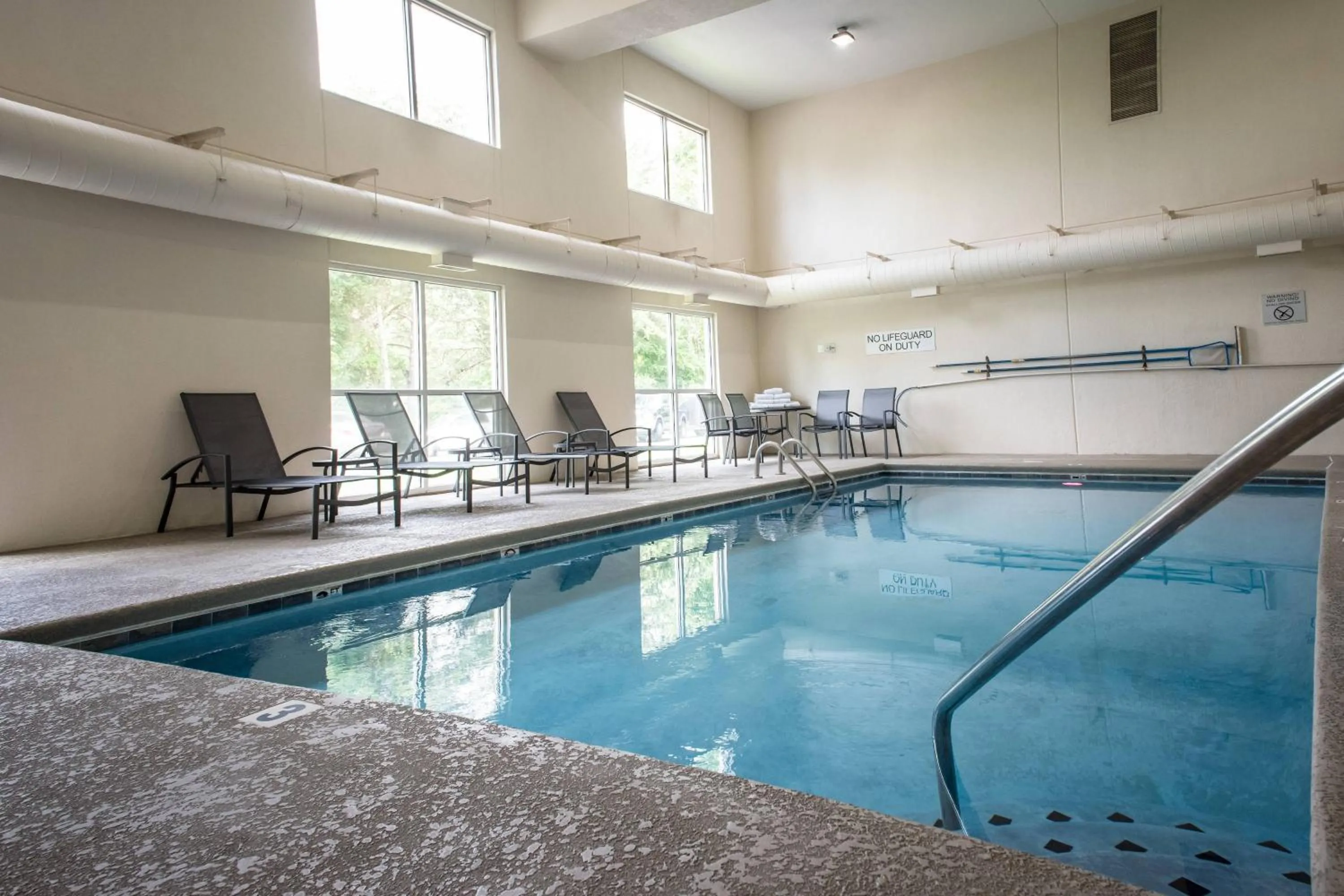 Swimming pool in Fairfield Inn & Suites by Marriott Knoxville/East