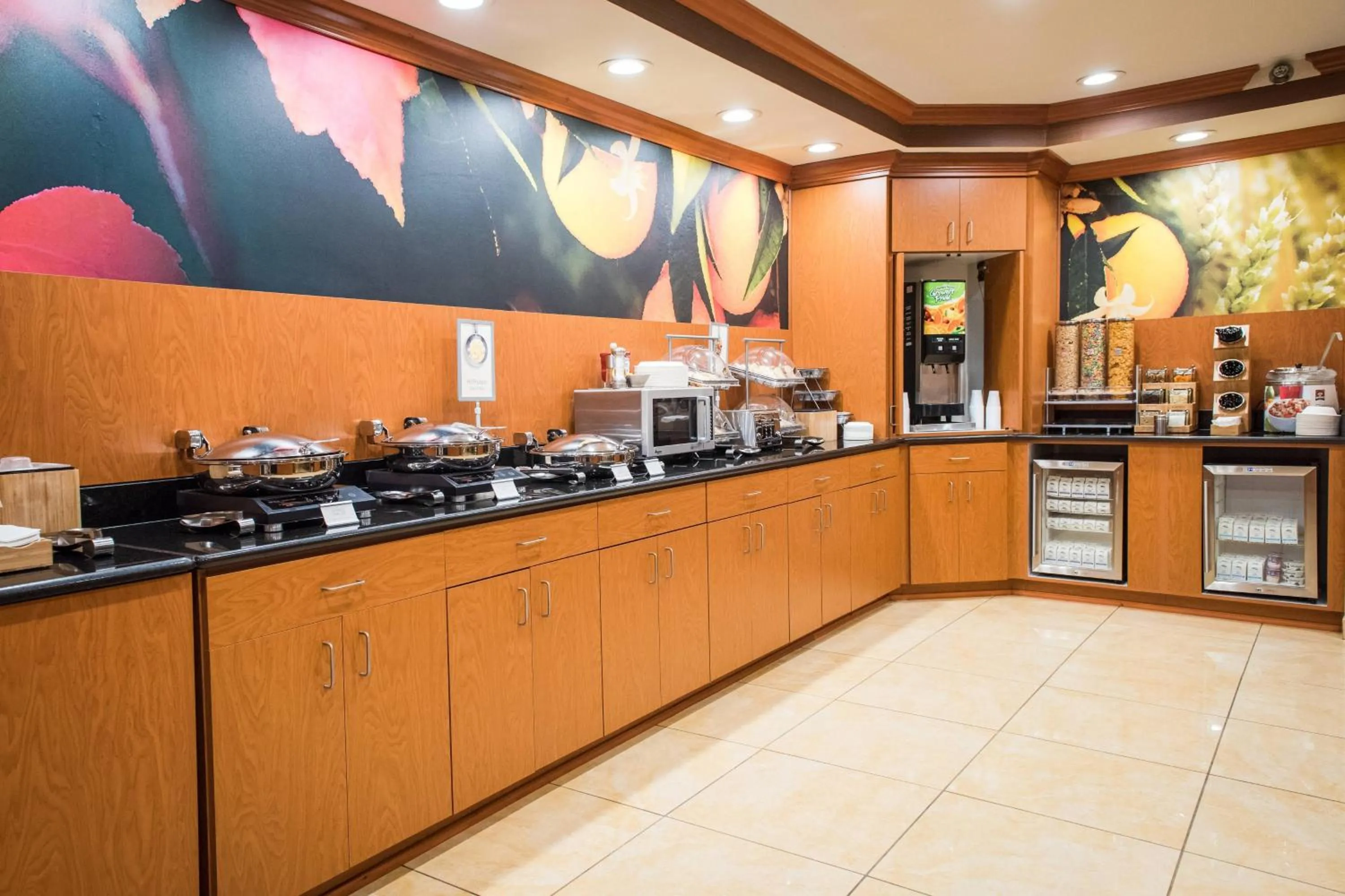 Breakfast in Fairfield Inn & Suites by Marriott Knoxville/East