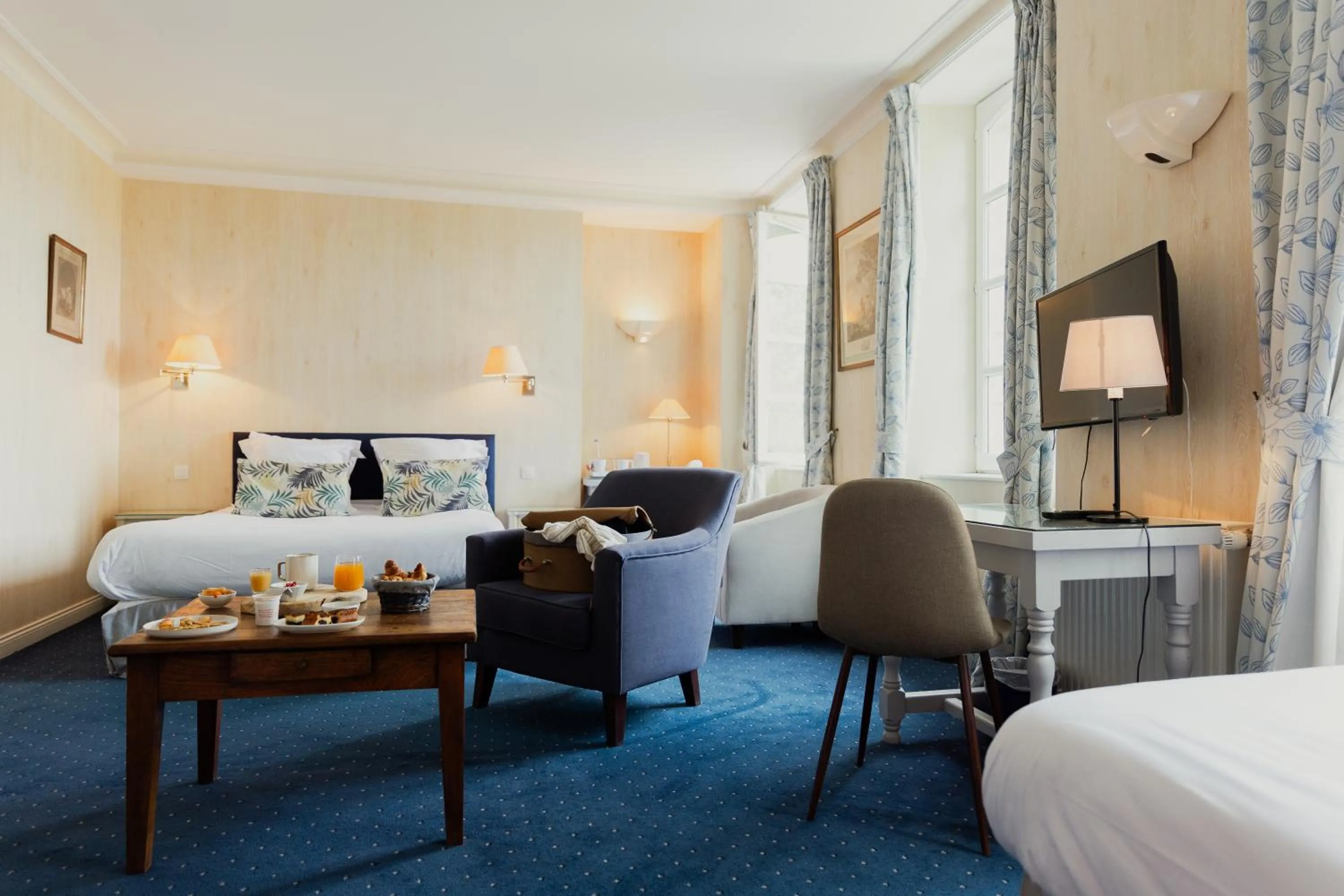 Bedroom, Bed in Hôtel Le D'Avaugour