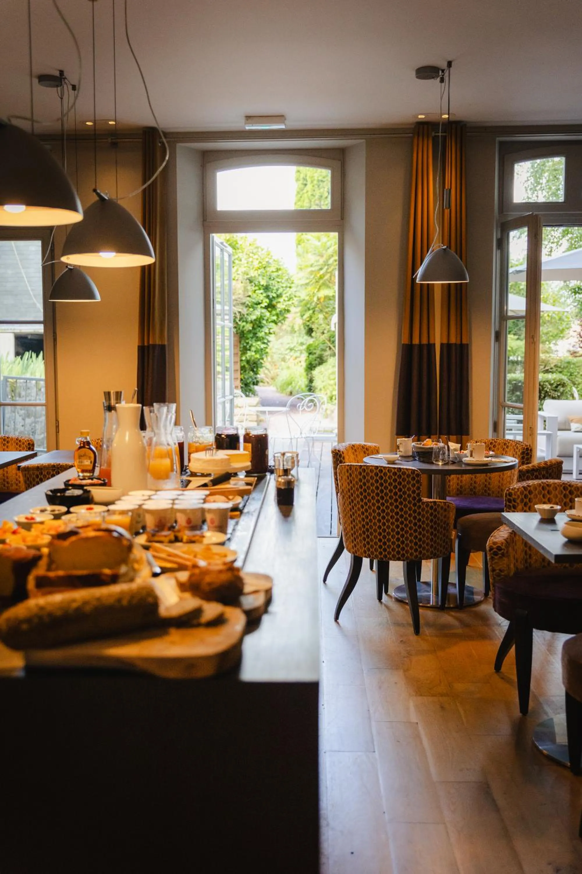 Buffet breakfast in Hôtel Le D'Avaugour