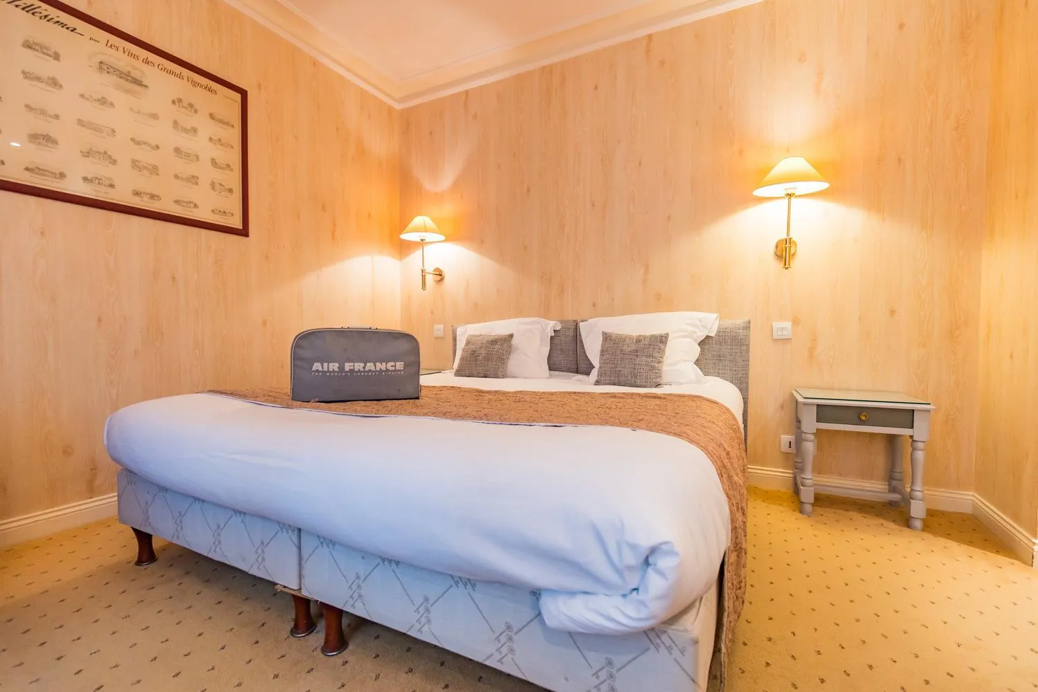 Bedroom, Bed in Hôtel Le D'Avaugour