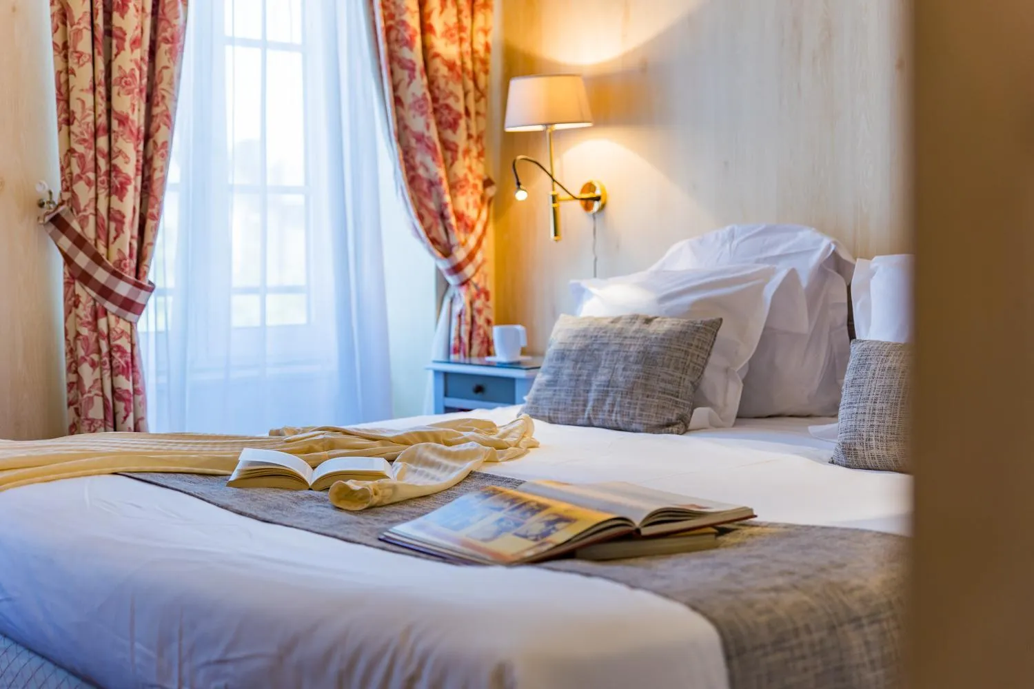 Bedroom, Bed in Hôtel Le D'Avaugour