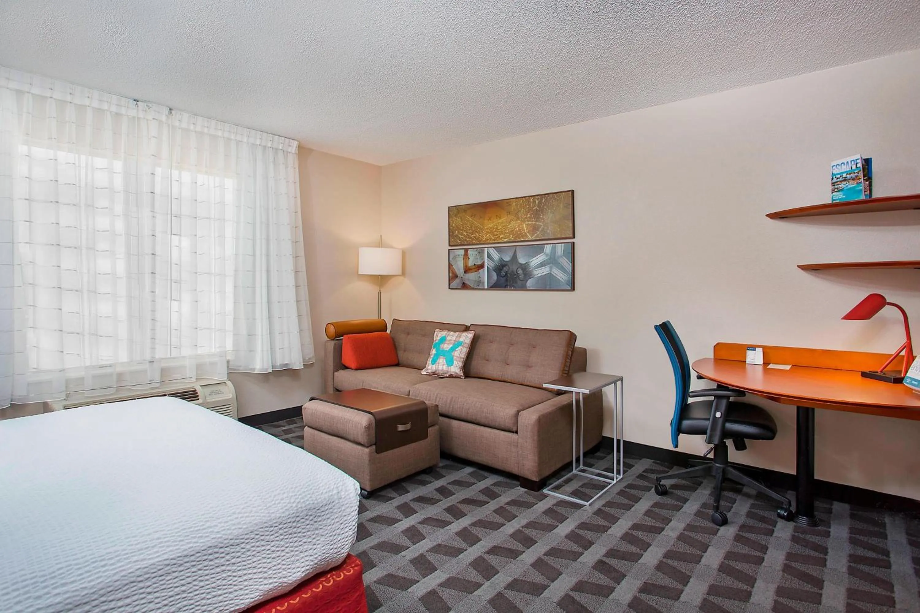 Living room, Bed in TownePlace Suites Knoxville Cedar Bluff