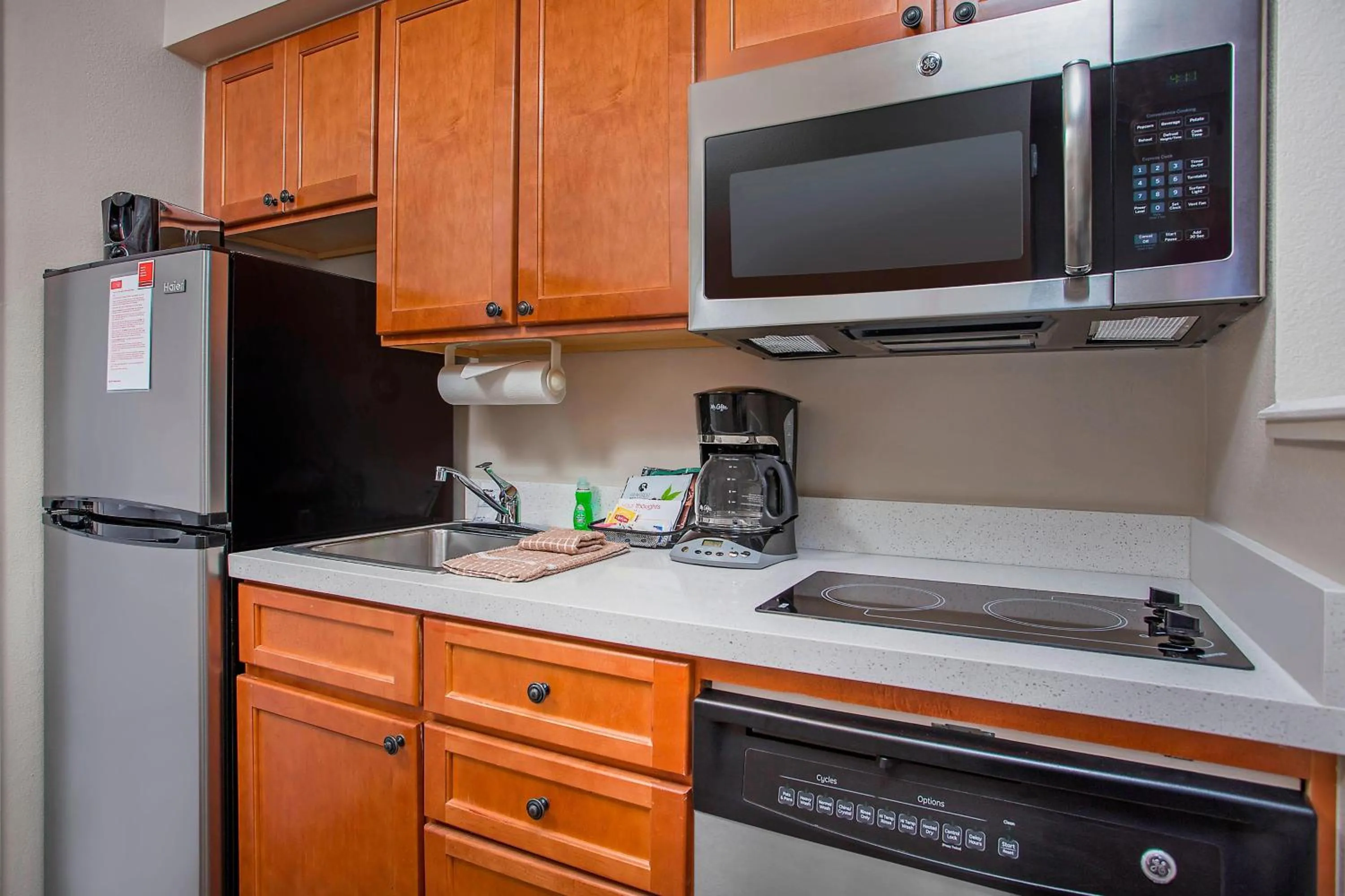 Kitchen or kitchenette in TownePlace Suites Knoxville Cedar Bluff