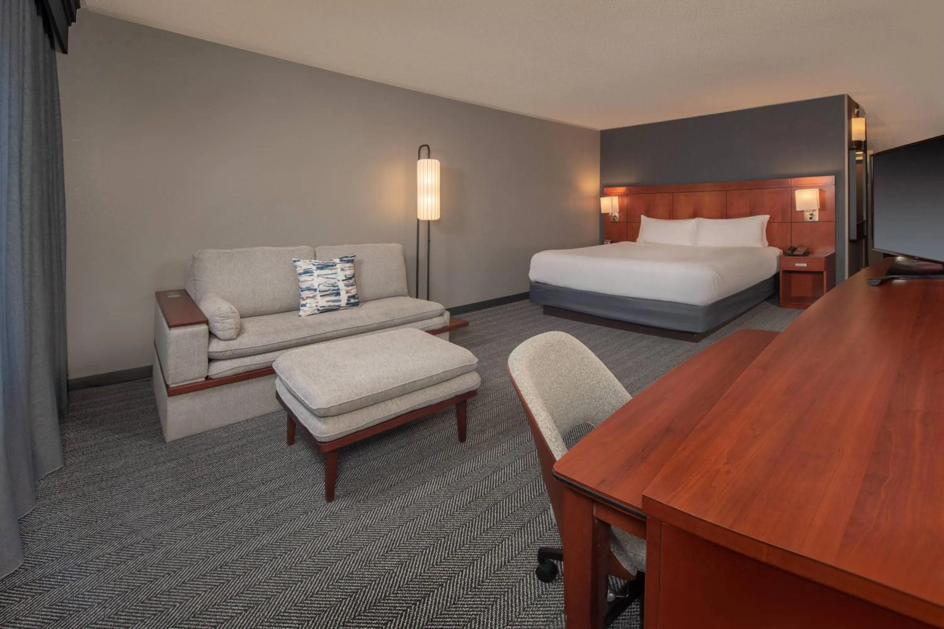 Photo of the whole room, Bed in Courtyard by Marriott Frederick