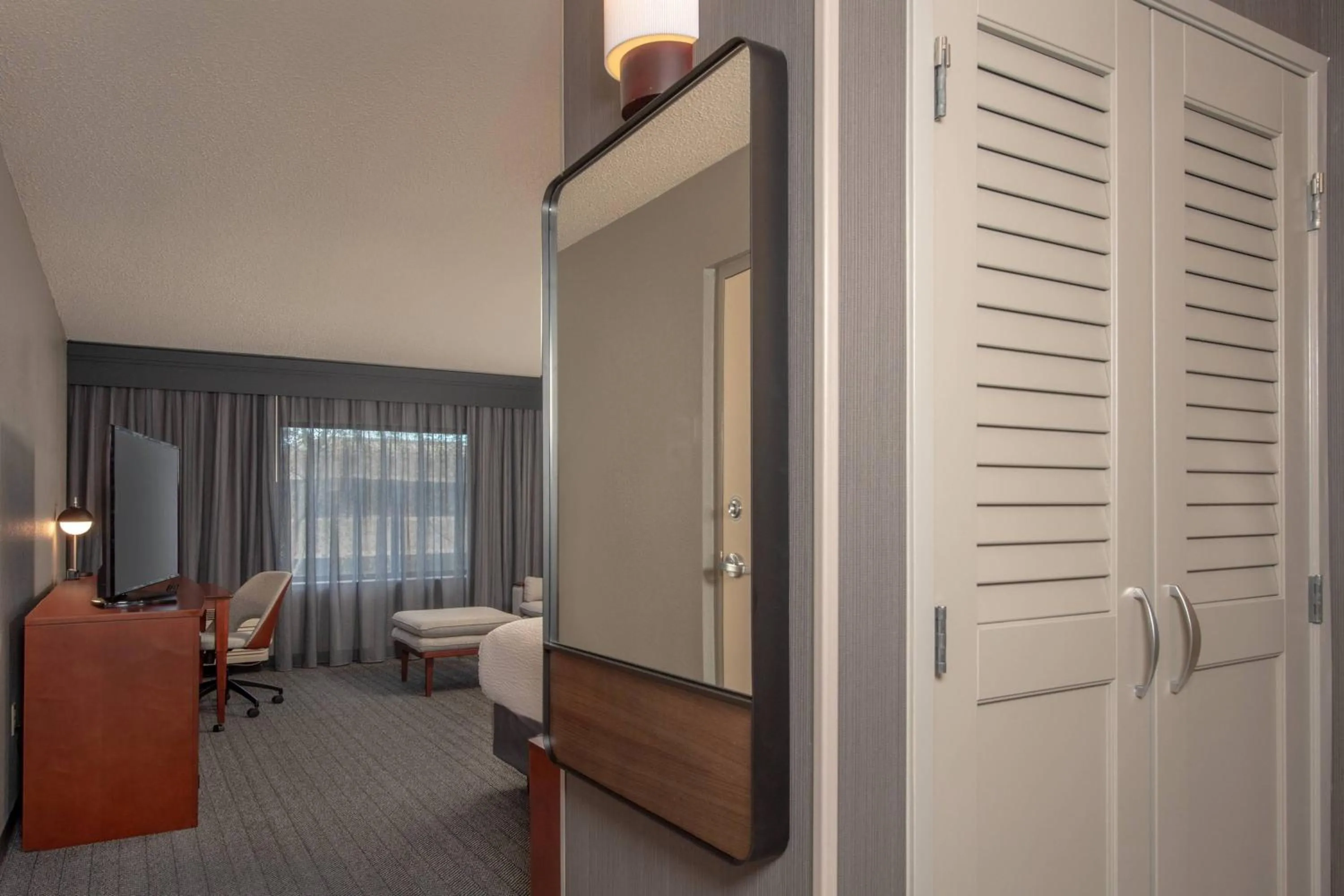 Photo of the whole room in Courtyard by Marriott Frederick