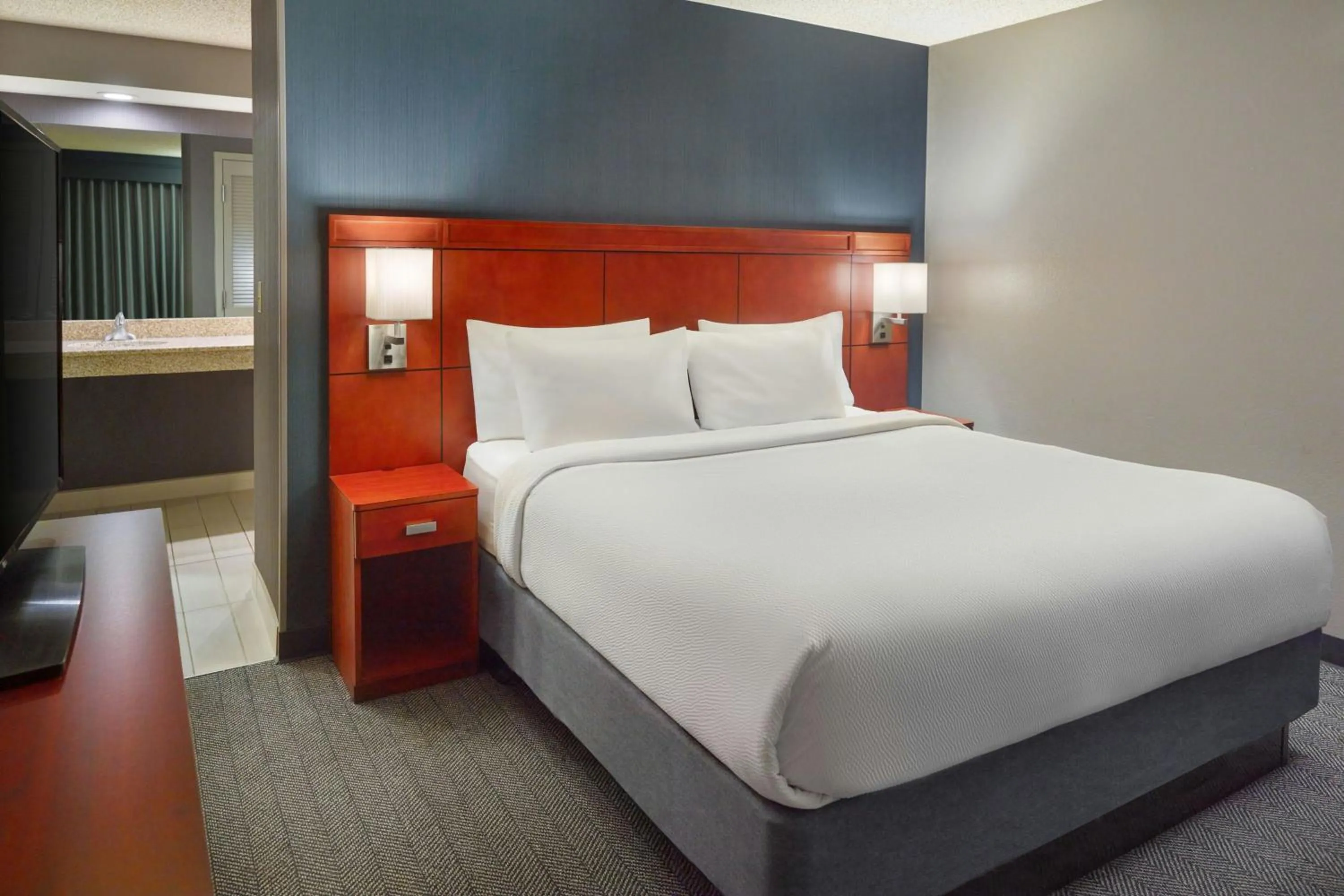 Photo of the whole room, Bed in Courtyard by Marriott Frederick