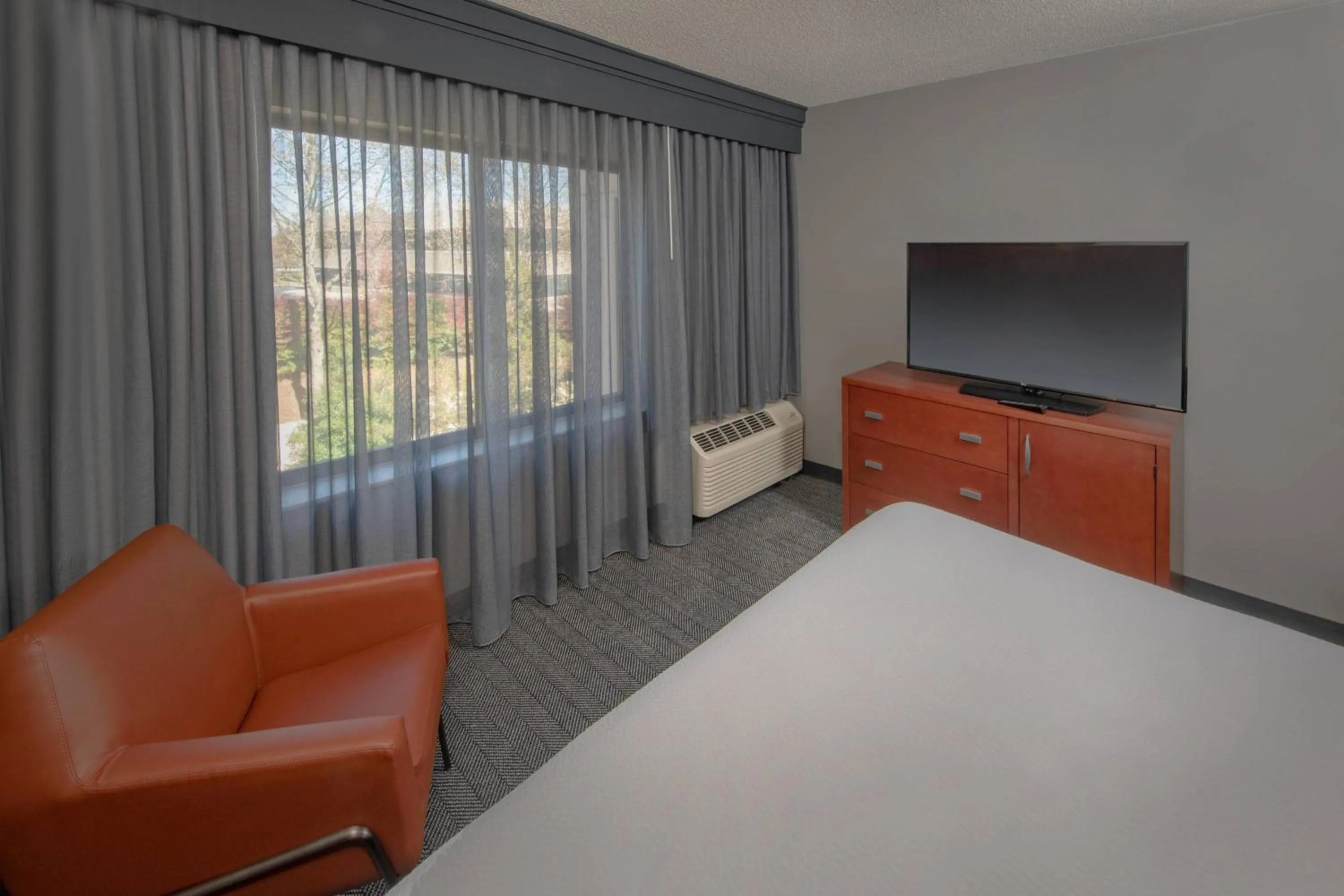 Bedroom, Bed in Courtyard by Marriott Frederick