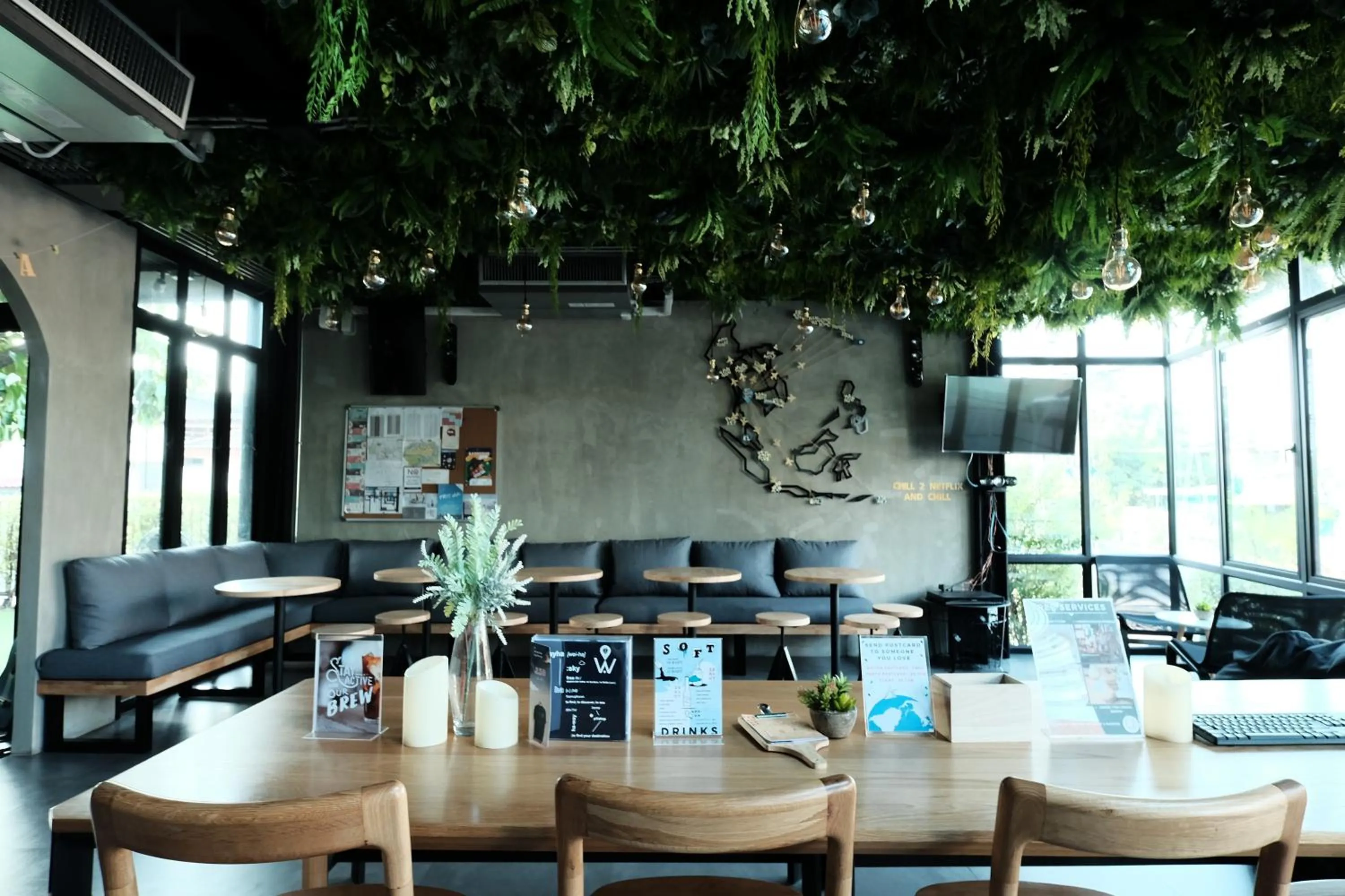 Communal lounge/ TV room in Wayha Hostel Don Mueang Airport