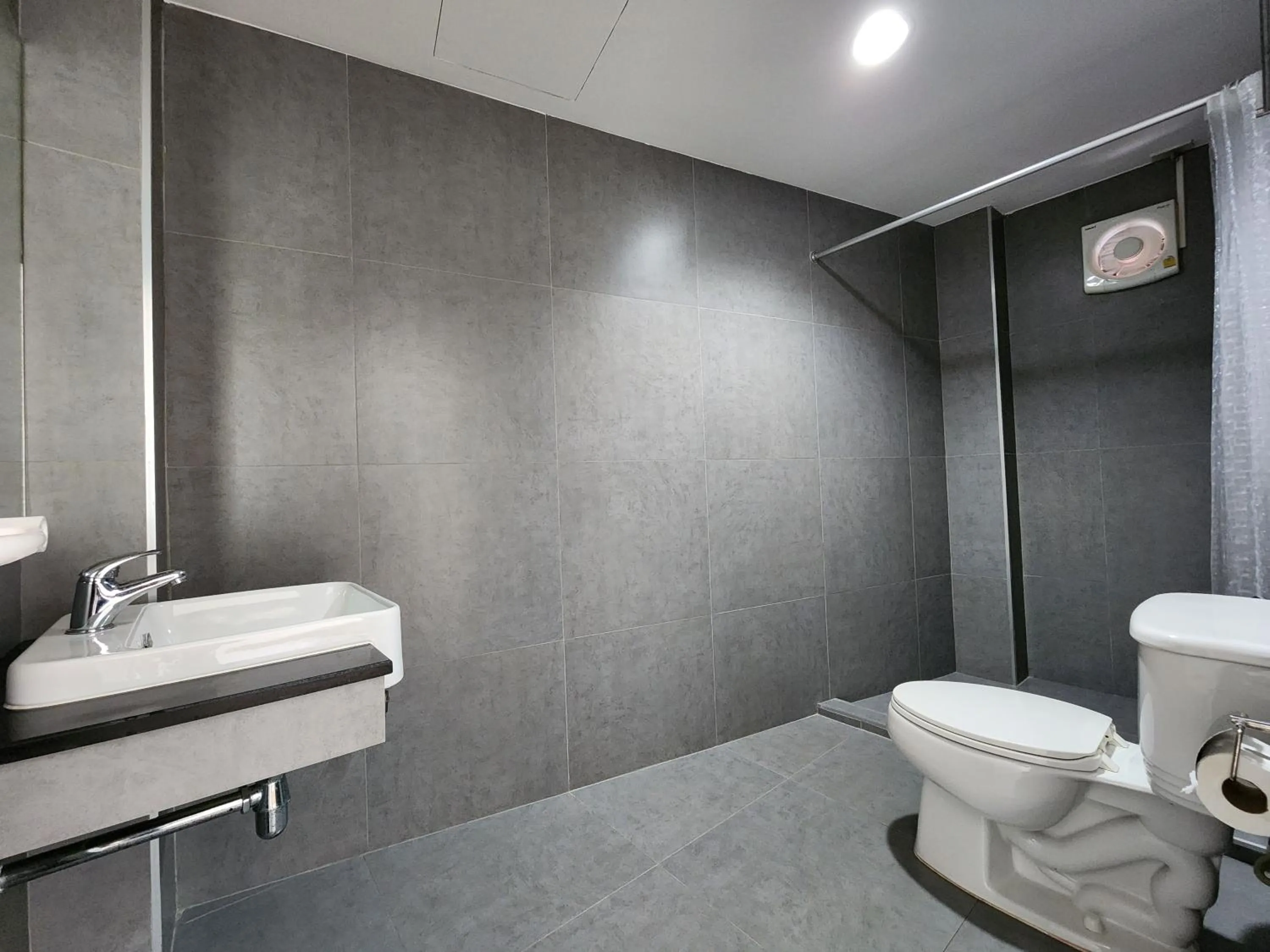 Shower in Wayha Hostel Don Mueang Airport