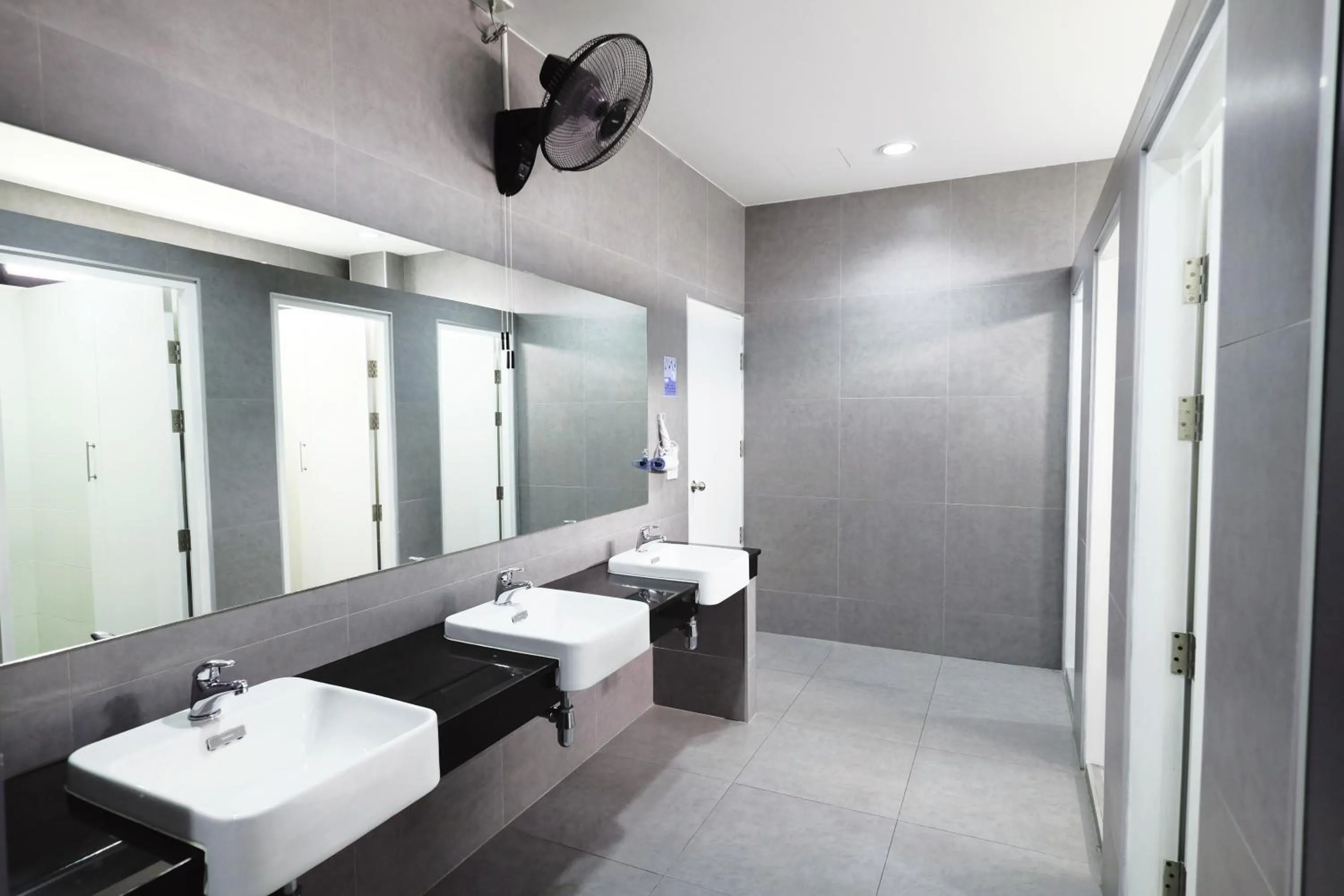 Toilet in Wayha Hostel Don Mueang Airport