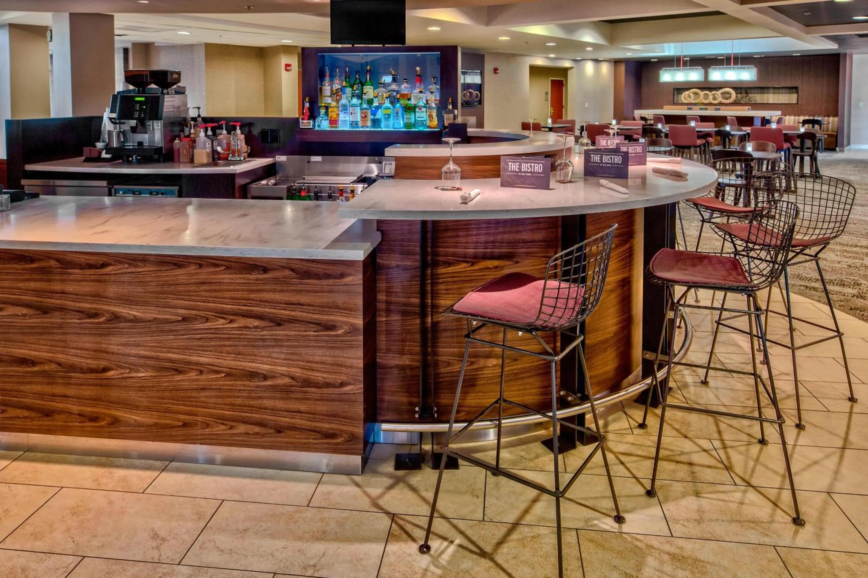 Lounge or bar in Courtyard by Marriott Springfield
