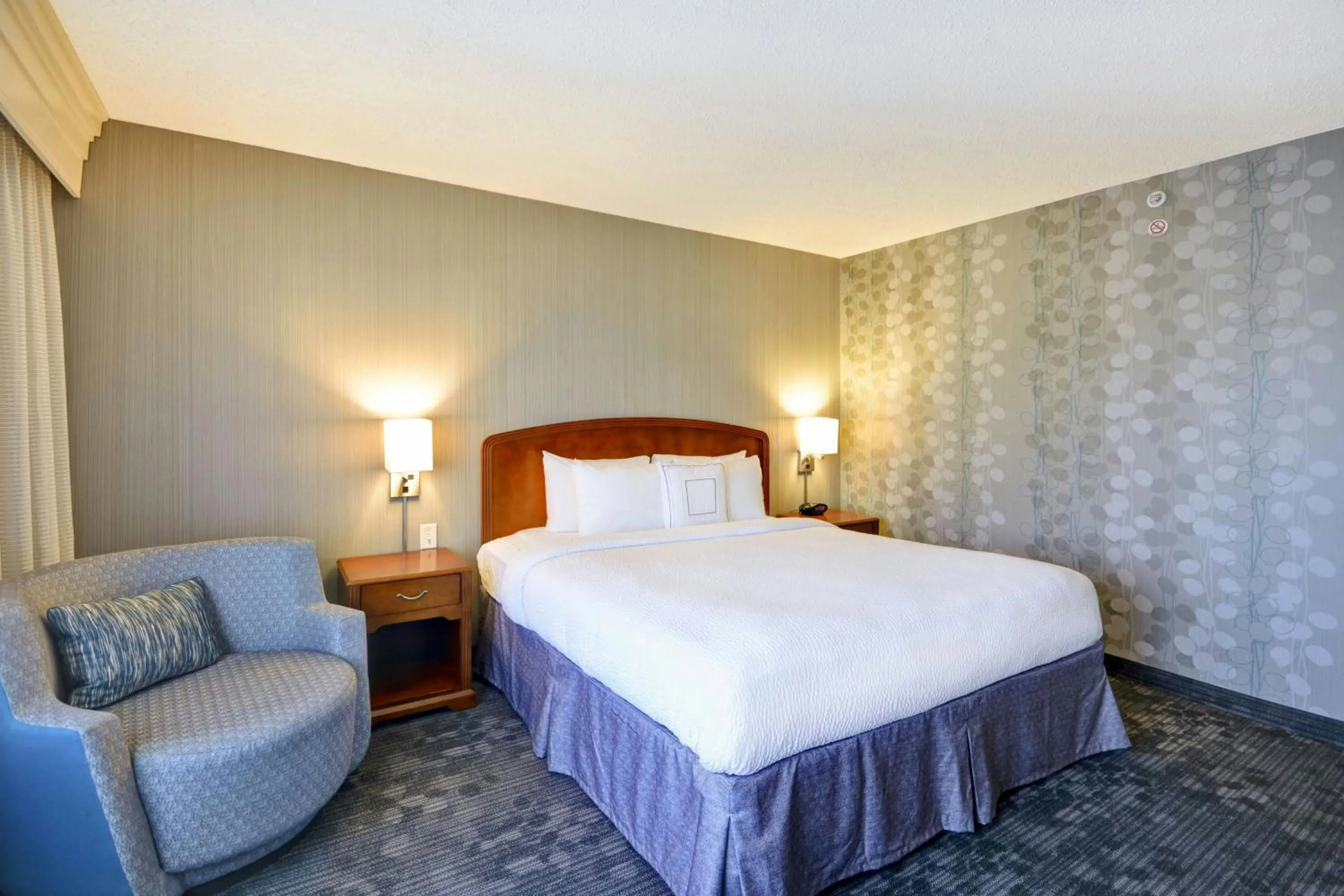Photo of the whole room, Bed in Courtyard by Marriott Springfield