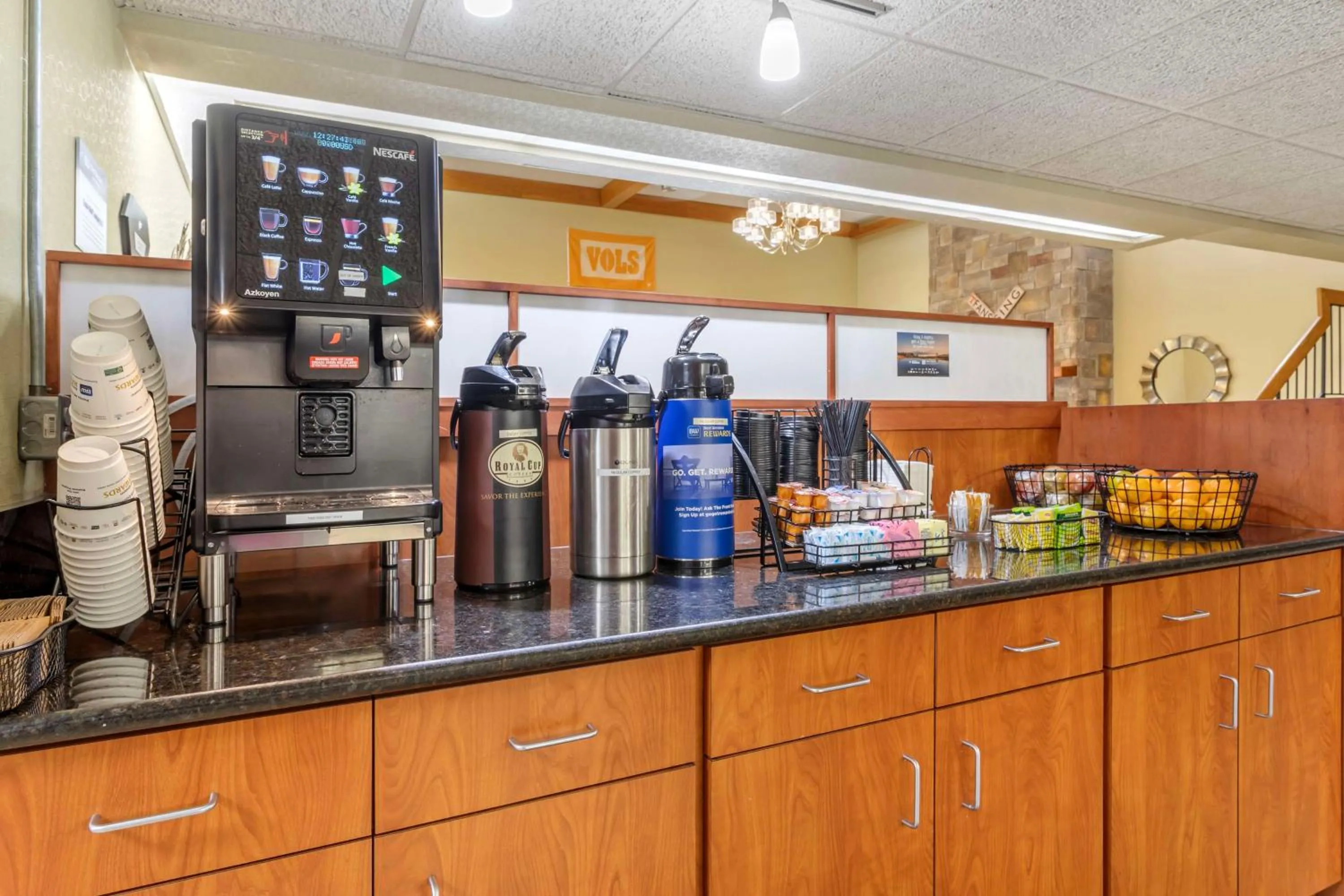 Property building in Best Western Plus Knoxville Cedar Bluff