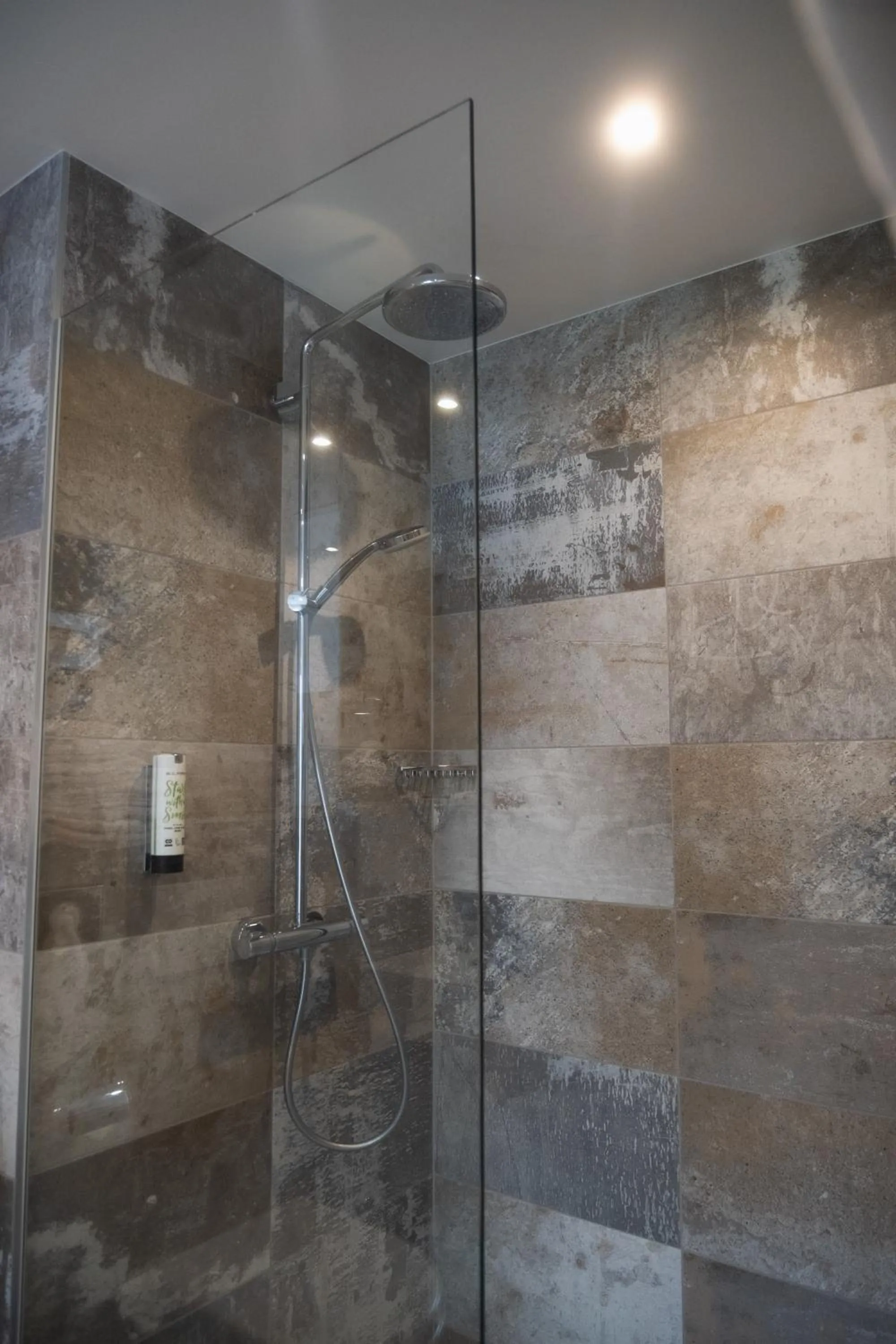 Shower in City-Hotel