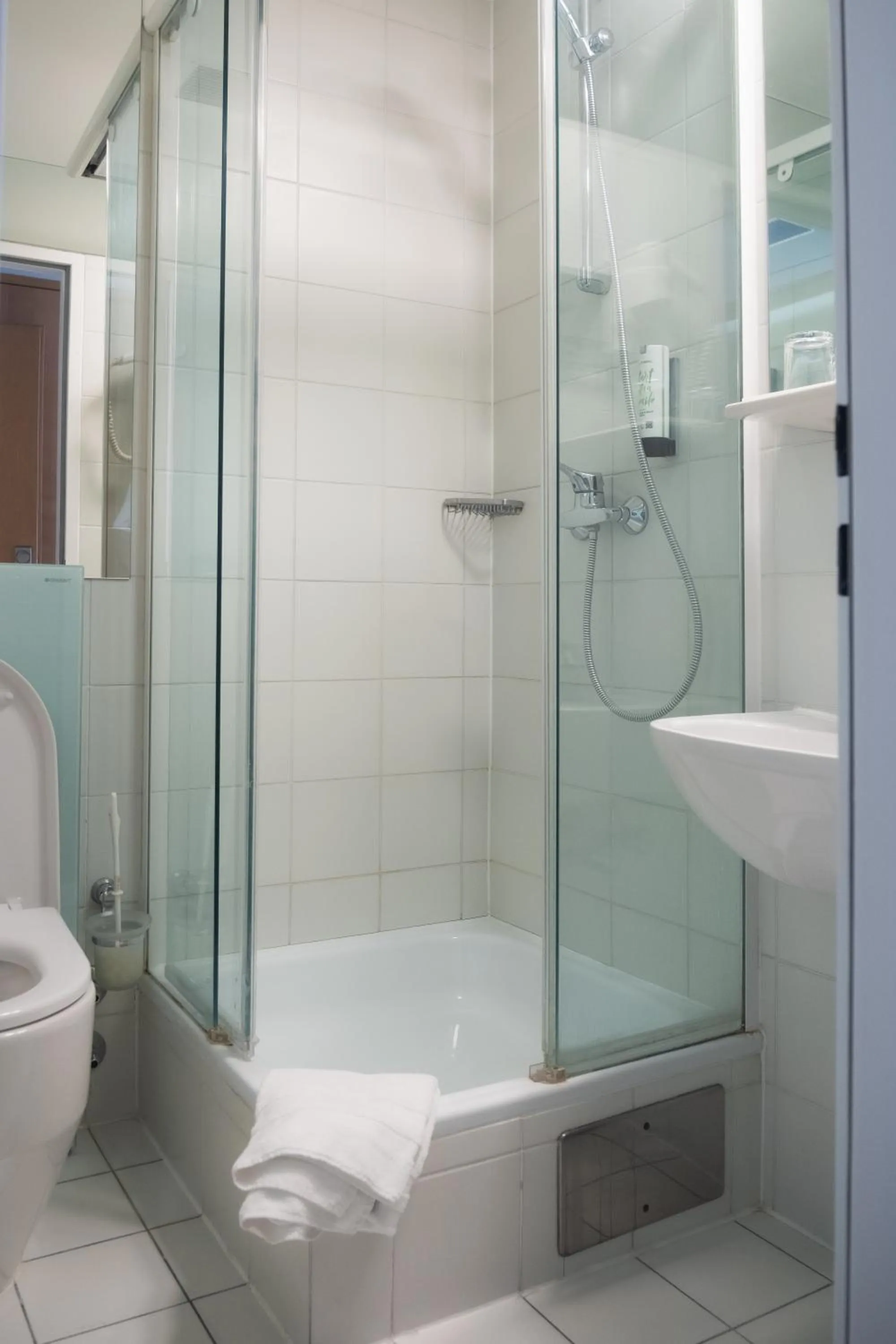 Shower in City-Hotel