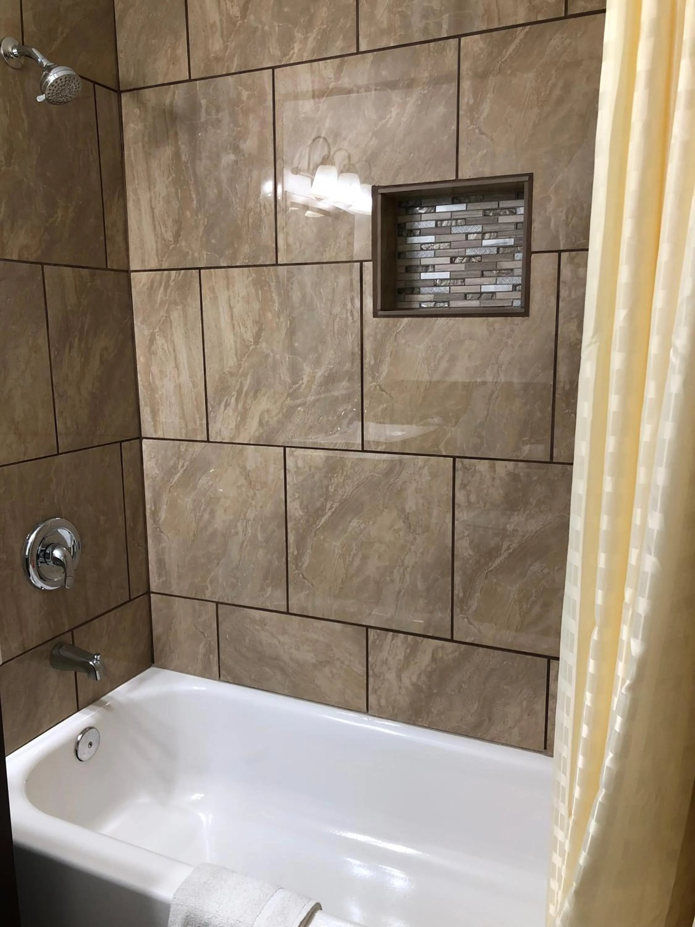 Bath in Capital O Budget Inn Ontario I-84