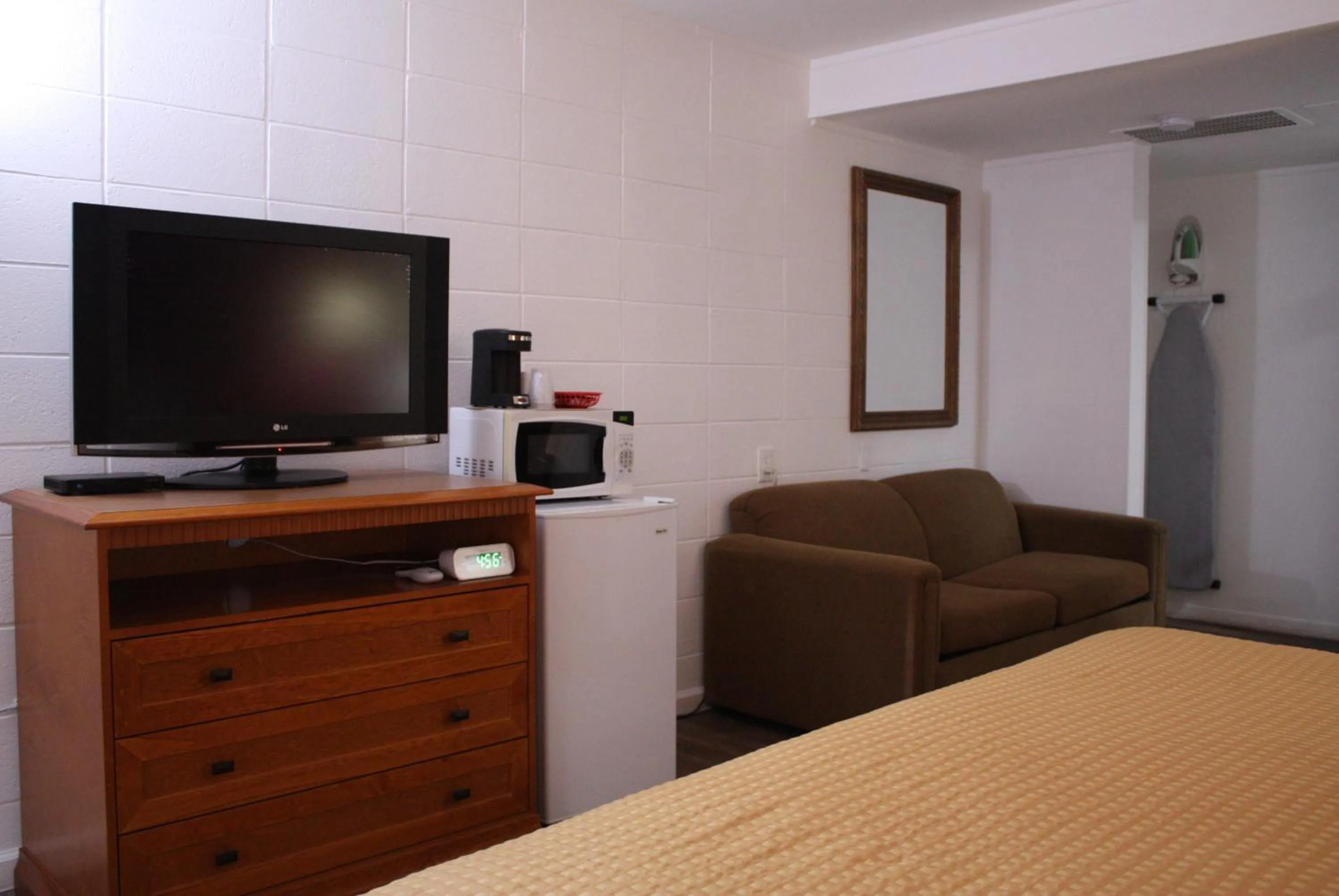 Bedroom, Bed in Capital O Budget Inn Ontario I-84