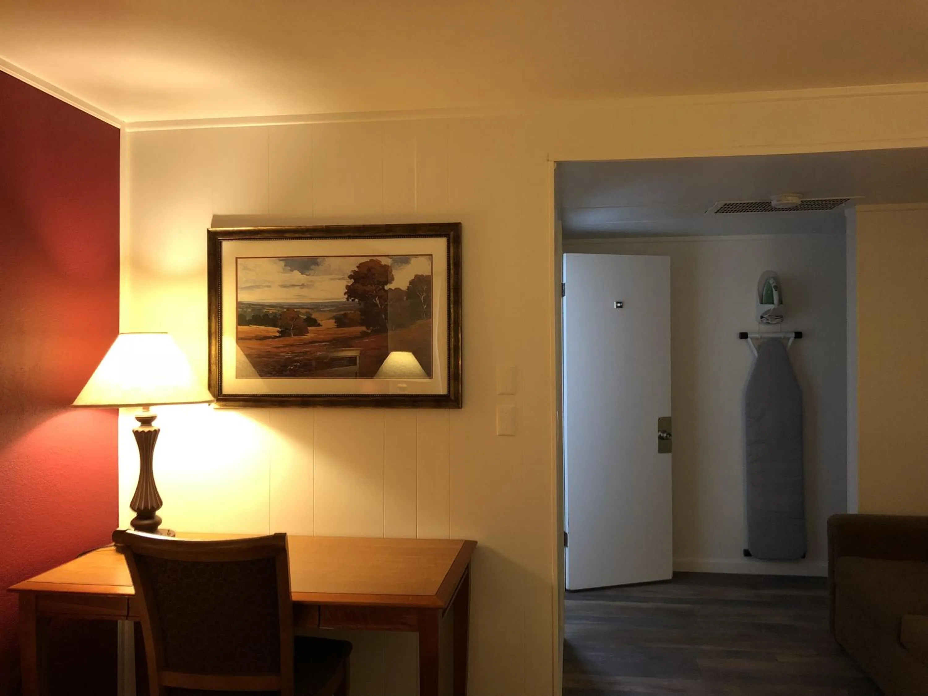 Seating area in Capital O Budget Inn Ontario I-84