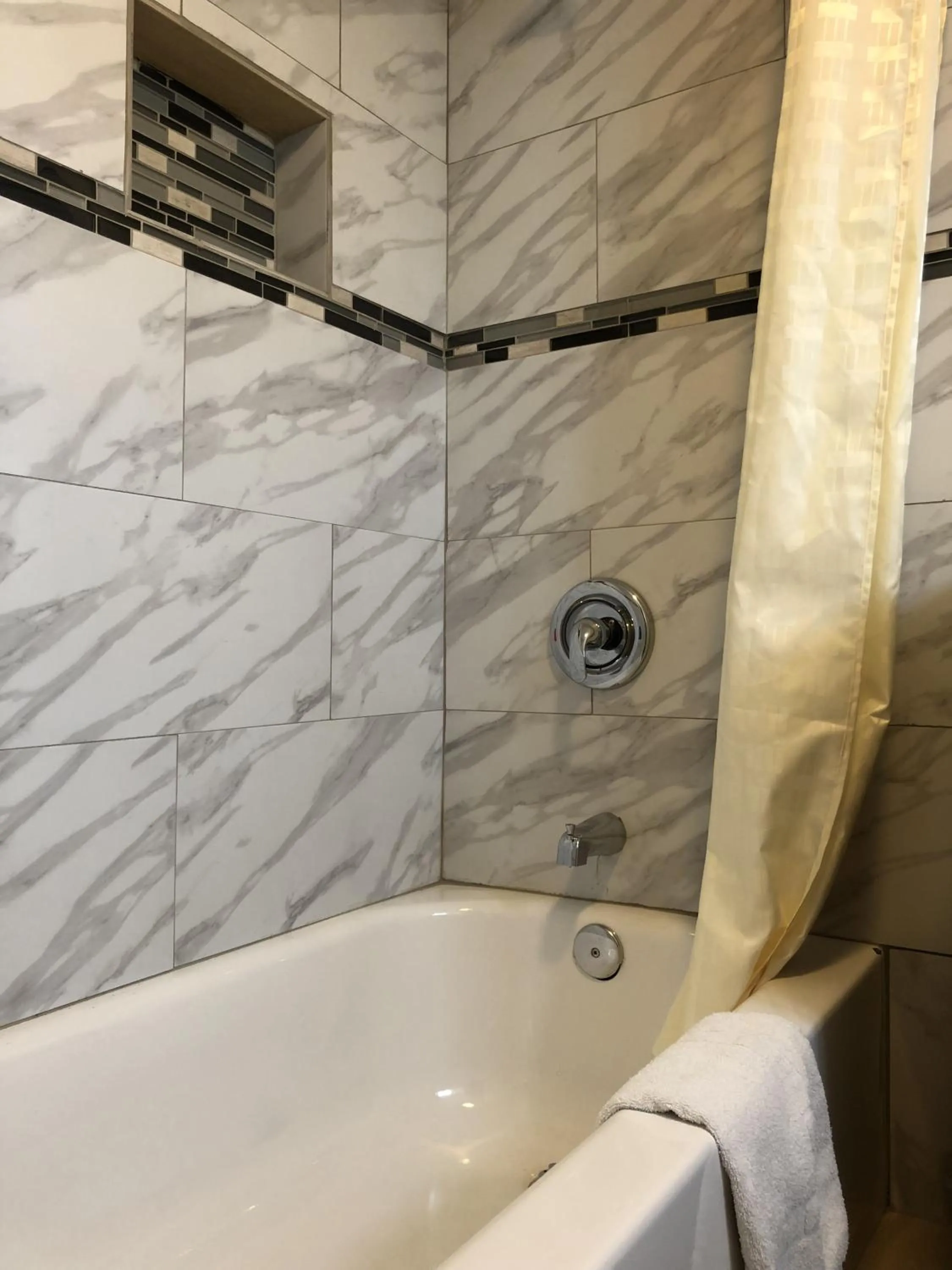 Bath in Capital O Budget Inn Ontario I-84