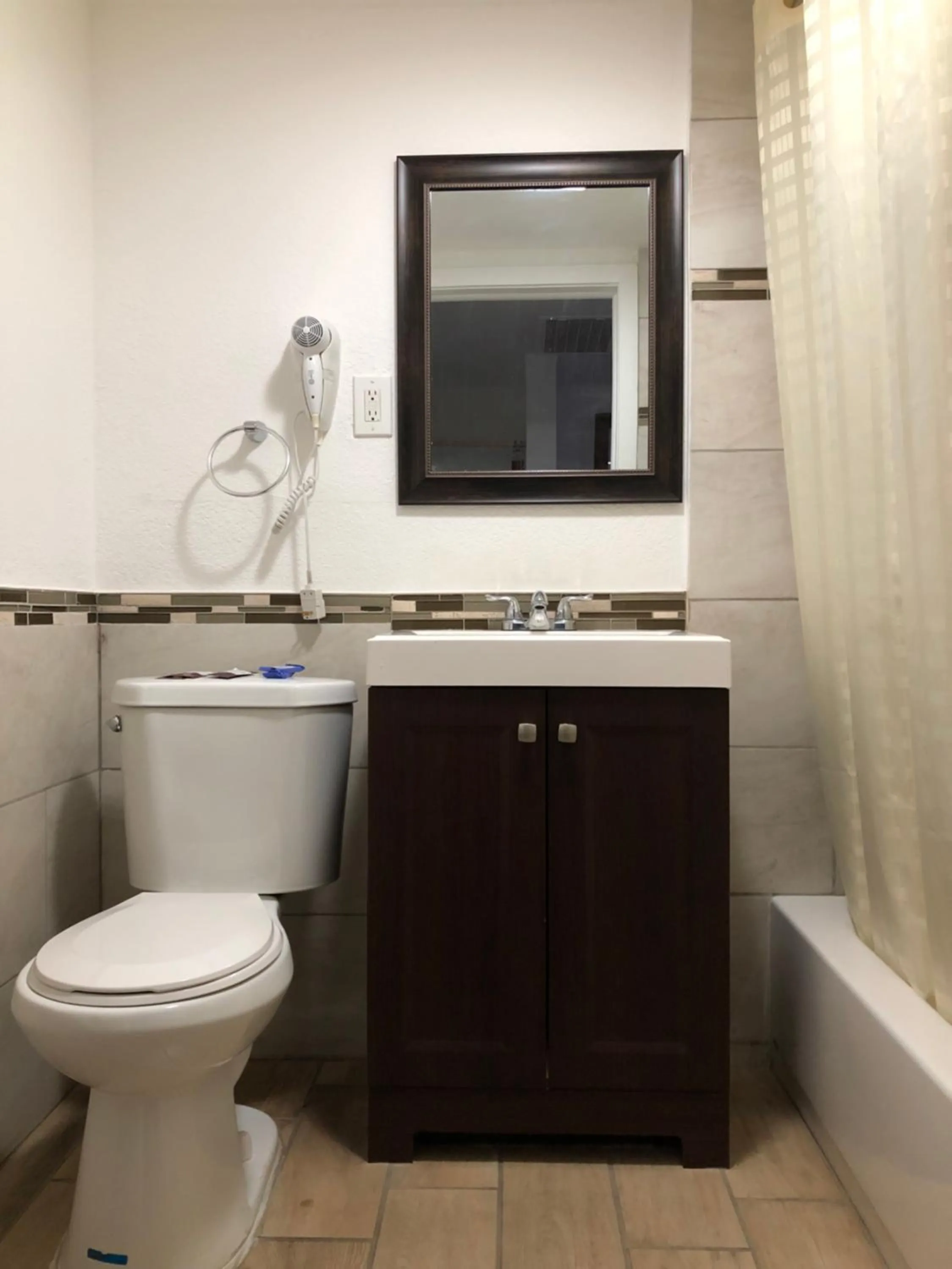 Bathroom in Capital O Budget Inn Ontario I-84