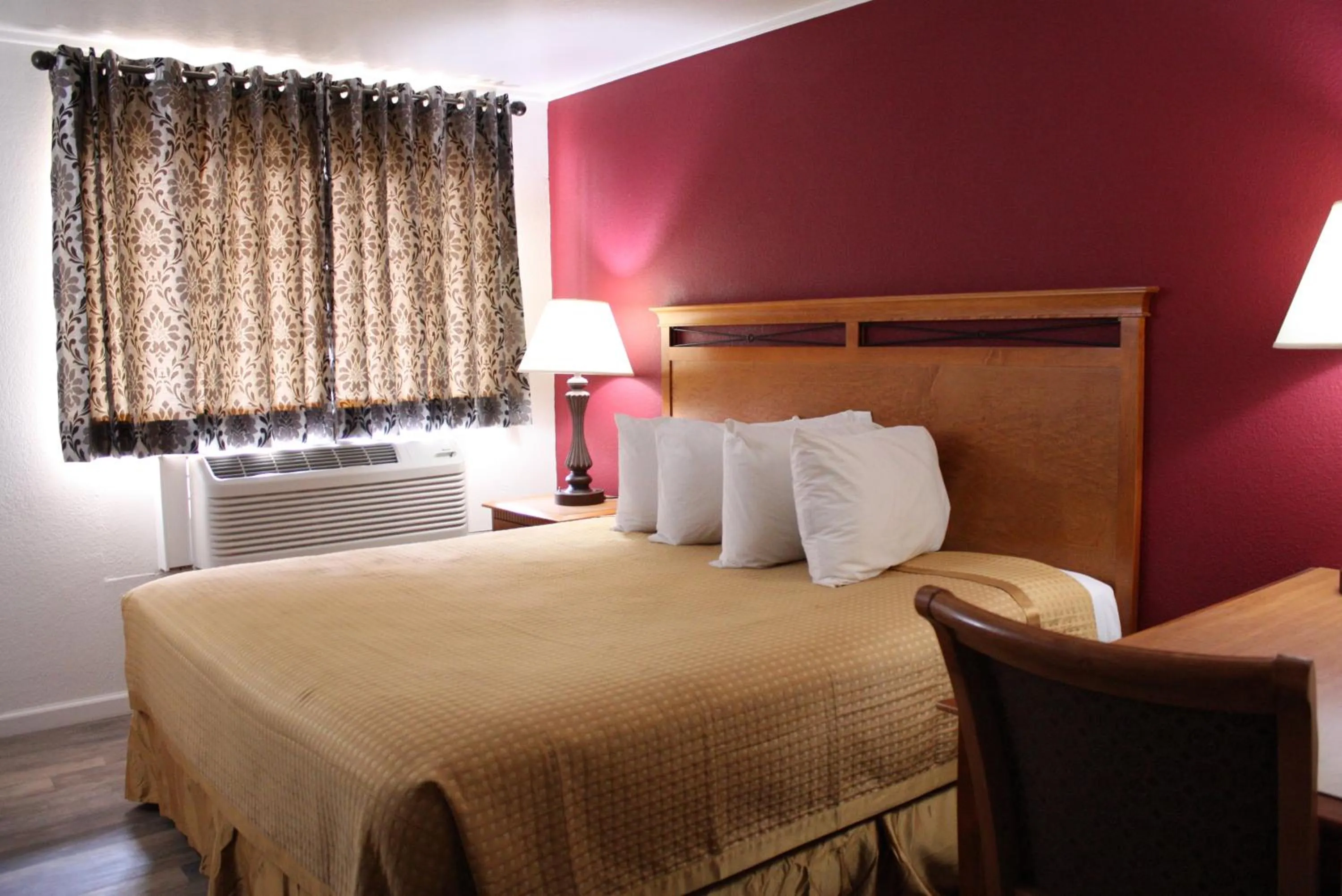 Bedroom, Bed in Capital O Budget Inn Ontario I-84