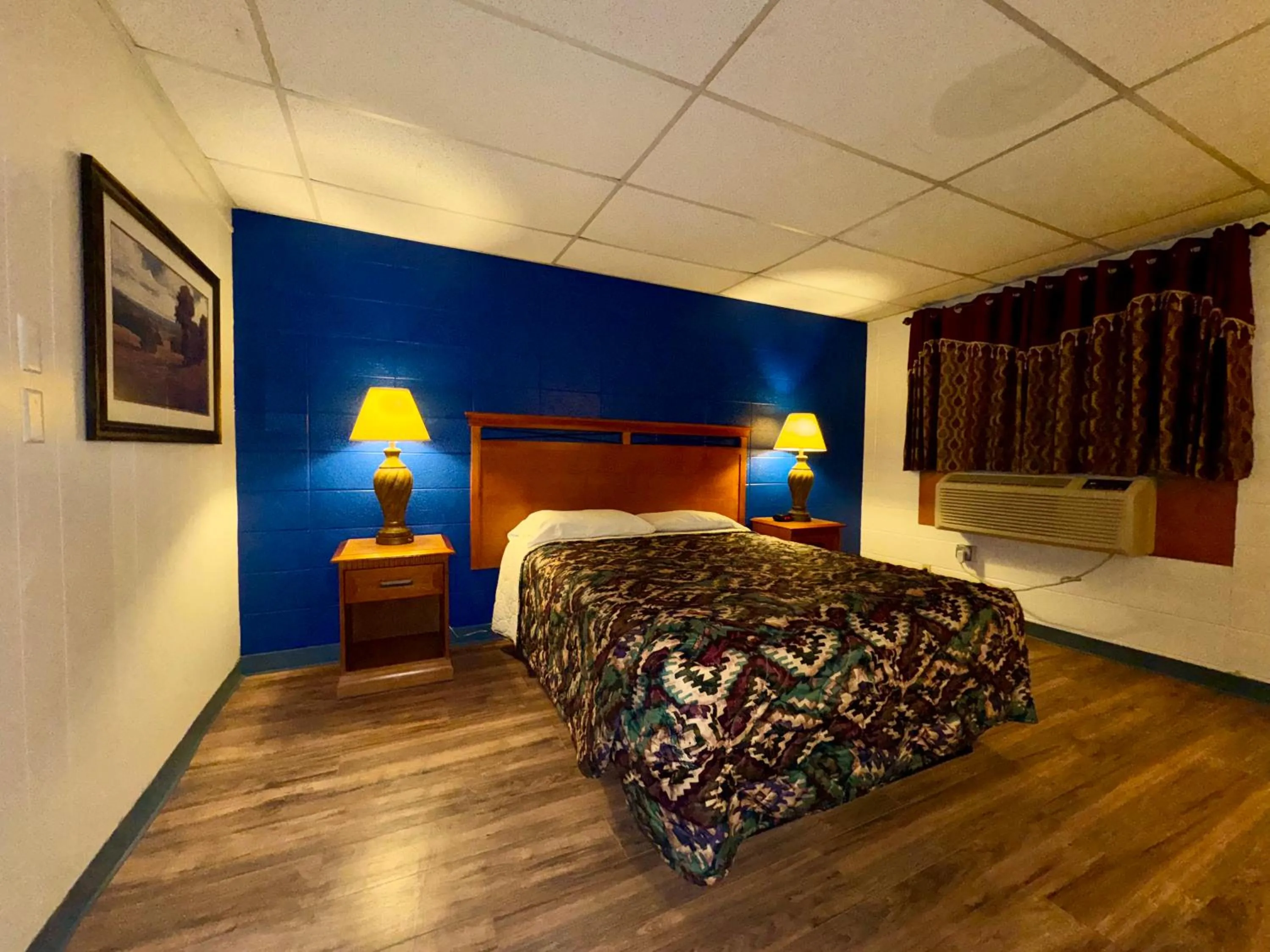 Bedroom, Bed in Capital O Budget Inn Ontario I-84