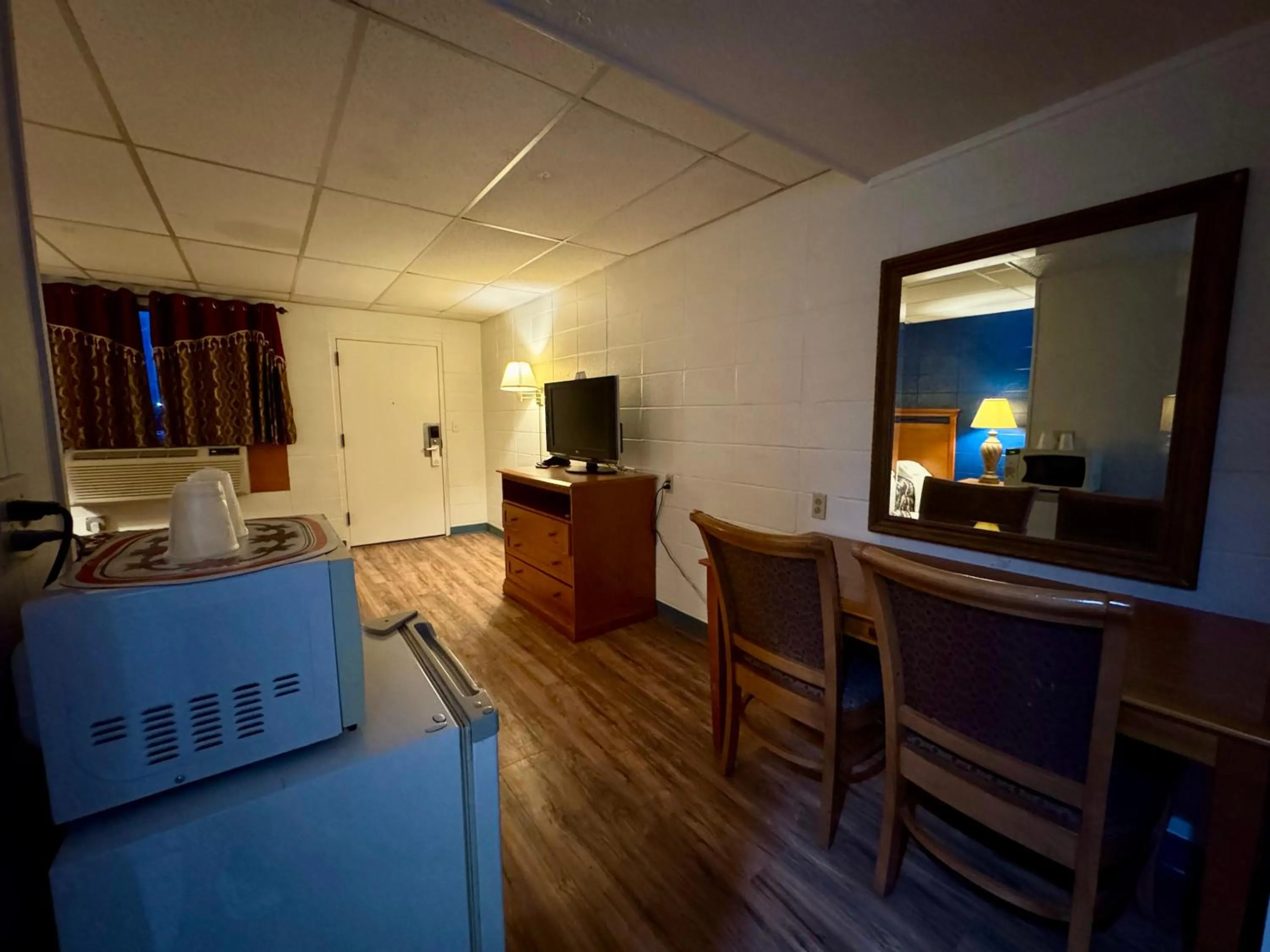 TV and multimedia in Capital O Budget Inn Ontario I-84