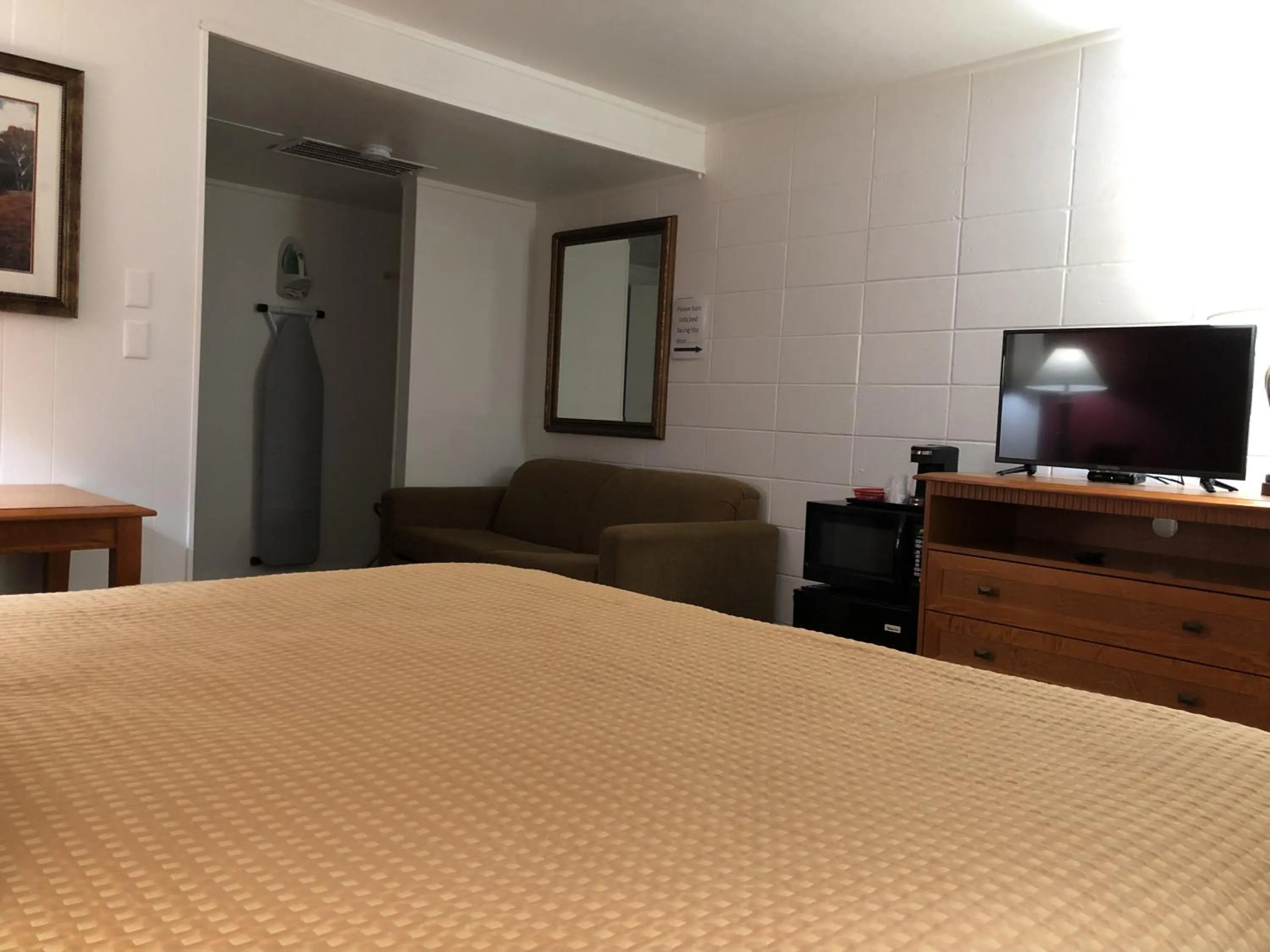 Bedroom, Bed in Capital O Budget Inn Ontario I-84