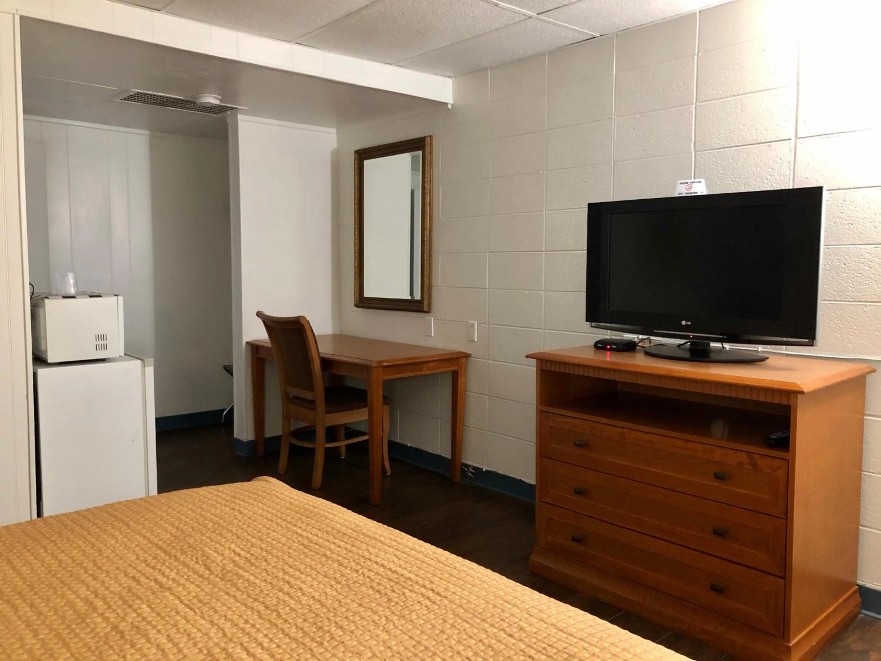 Bedroom, Bed in Capital O Budget Inn Ontario I-84