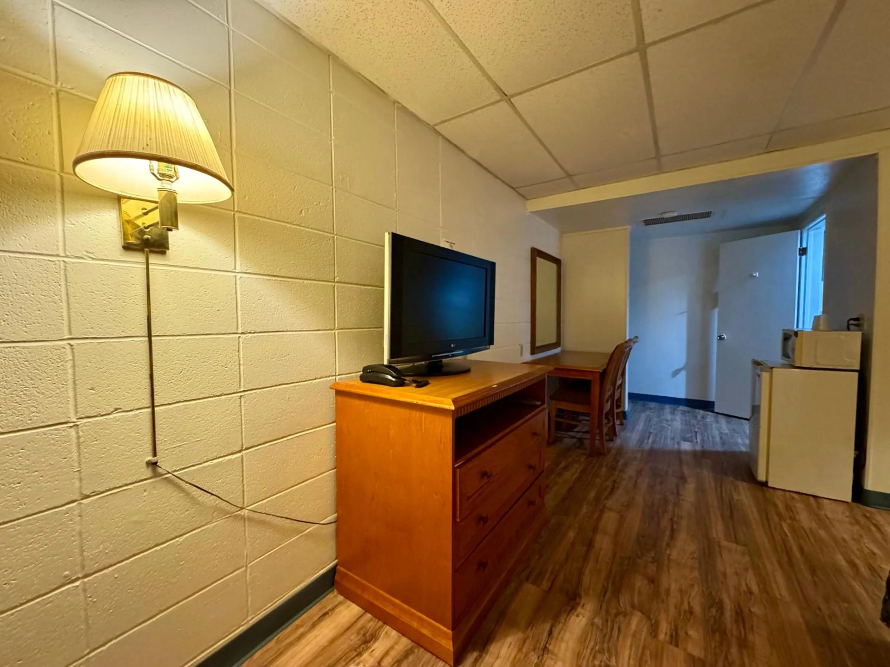 TV and multimedia in Capital O Budget Inn Ontario I-84