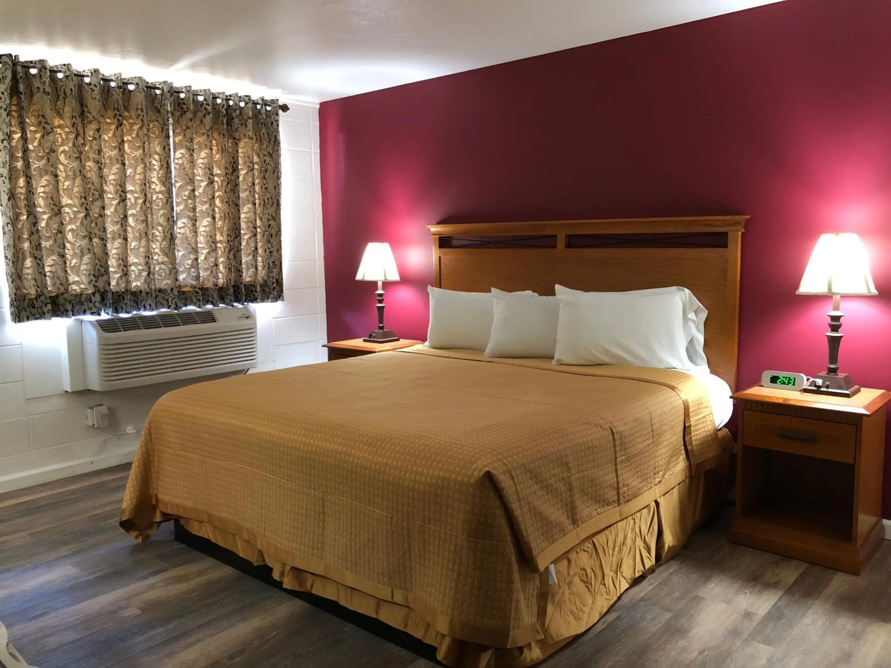 Bedroom, Bed in Capital O Budget Inn Ontario I-84