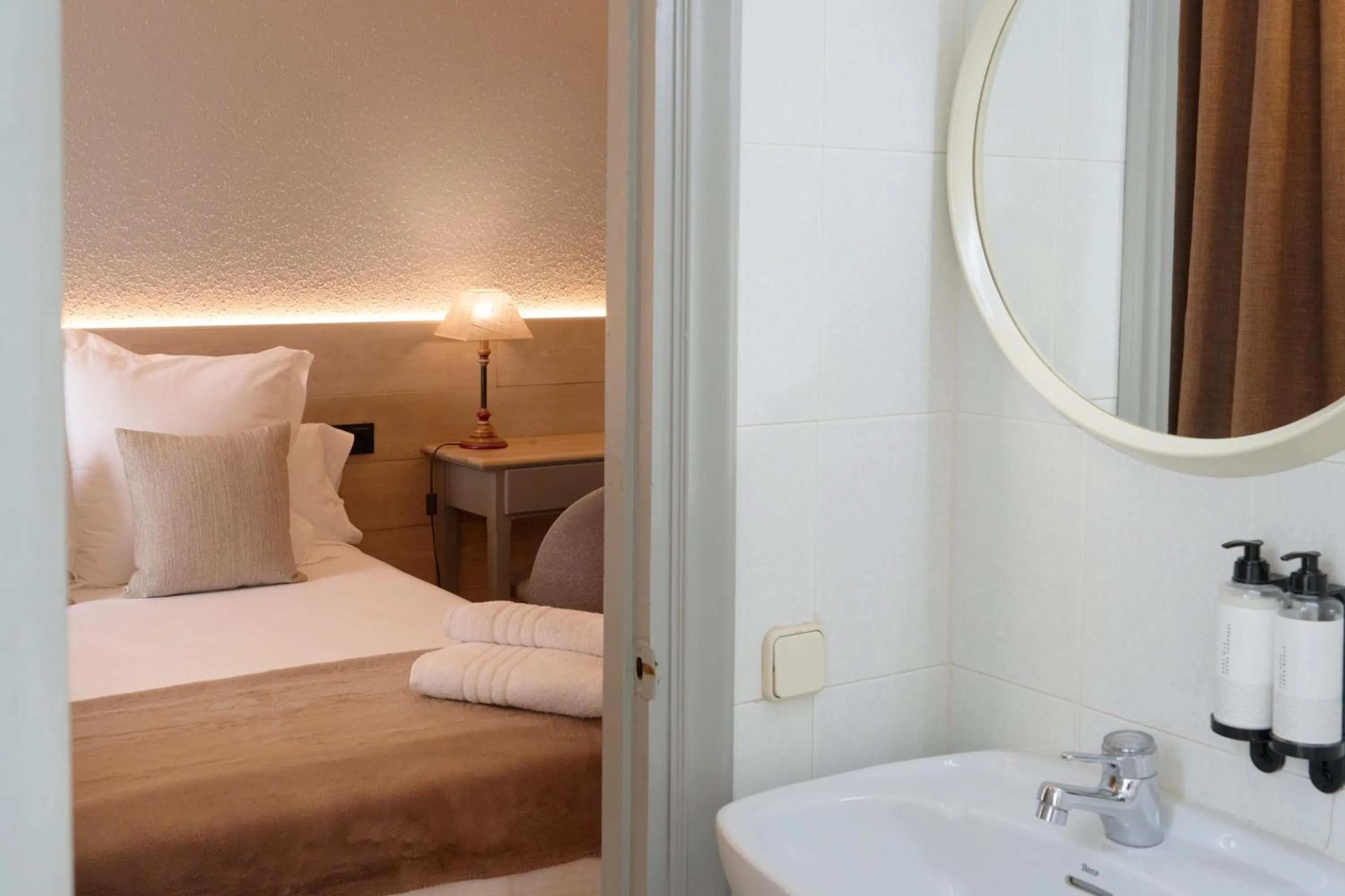 Bathroom, Bed in Hotel Anglada