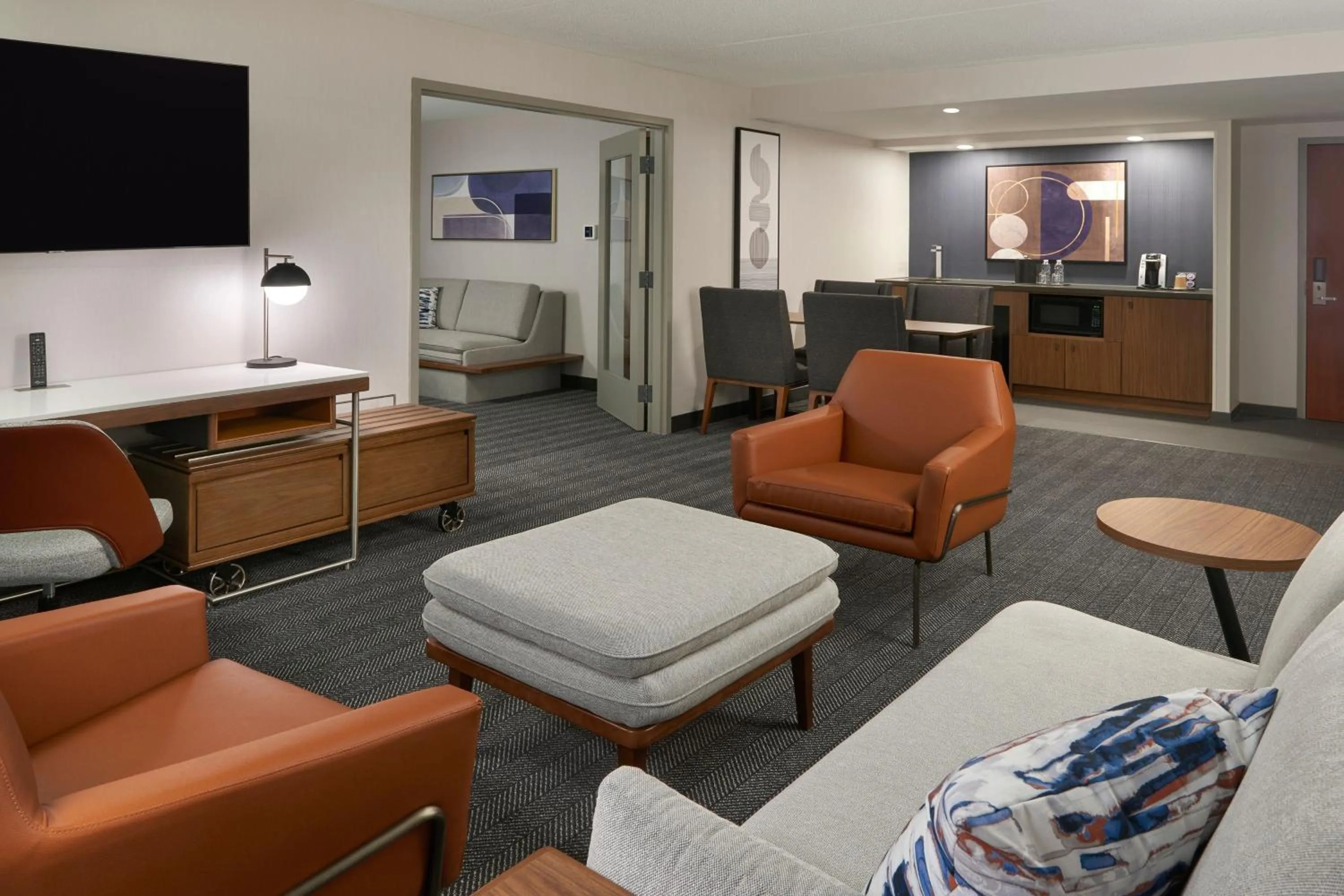 Living room in Courtyard by Marriott Toronto Markham